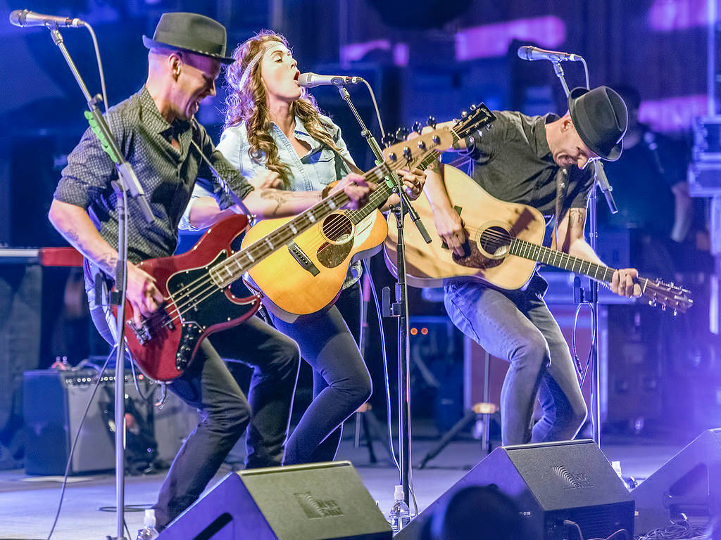 Brandi Carlile, bandmates, stage, SD Desktop Wallpaper