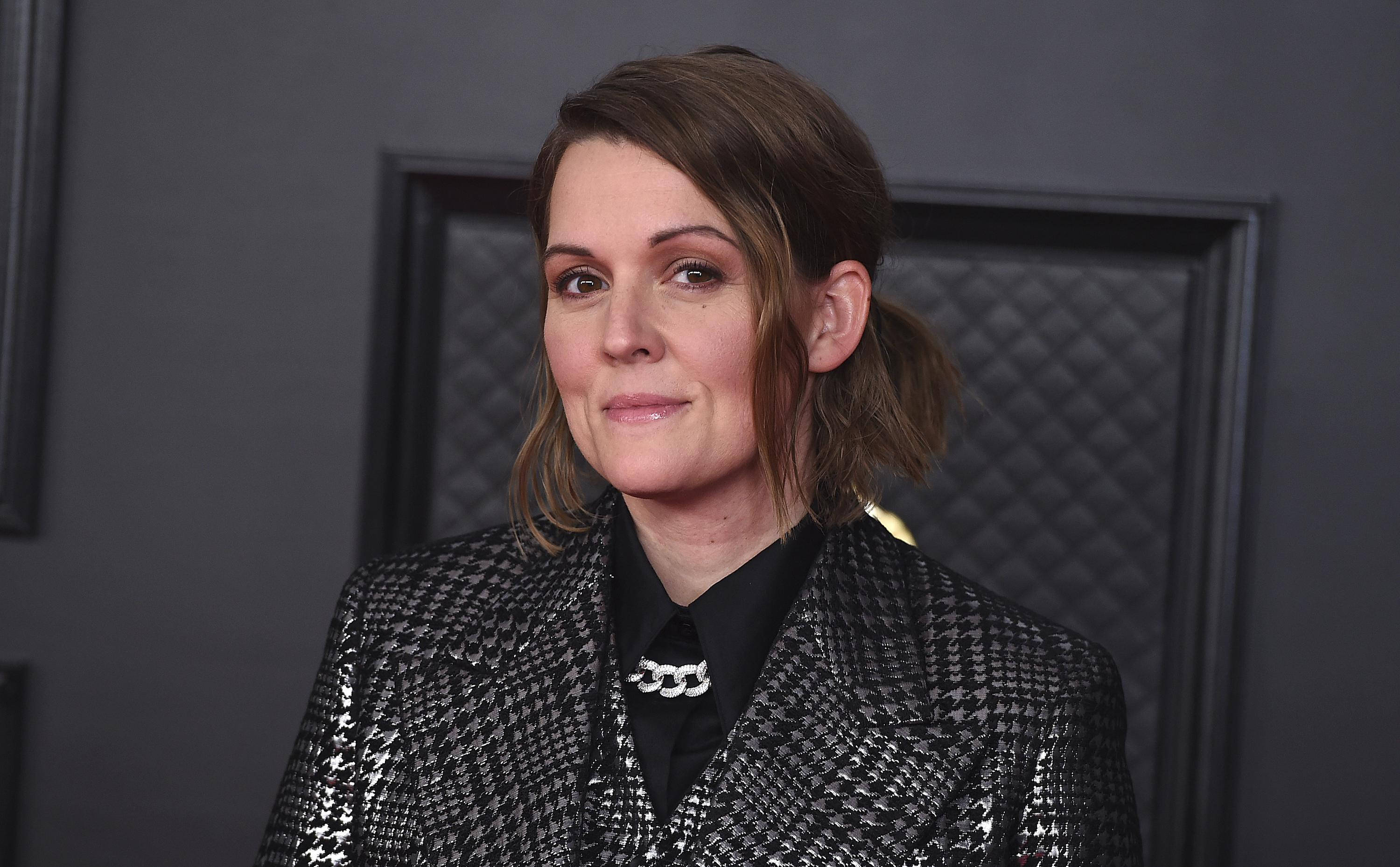 Brandi Carlile, black and white houndstooth blazer, silver chain necklace, 2K Desktop Wallpaper