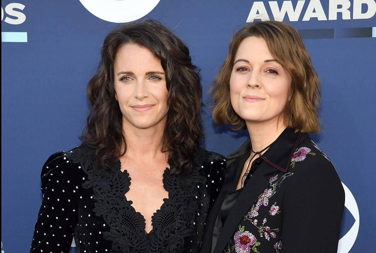 Brandi Carlile, wife, awards event, SD Desktop Wallpaper