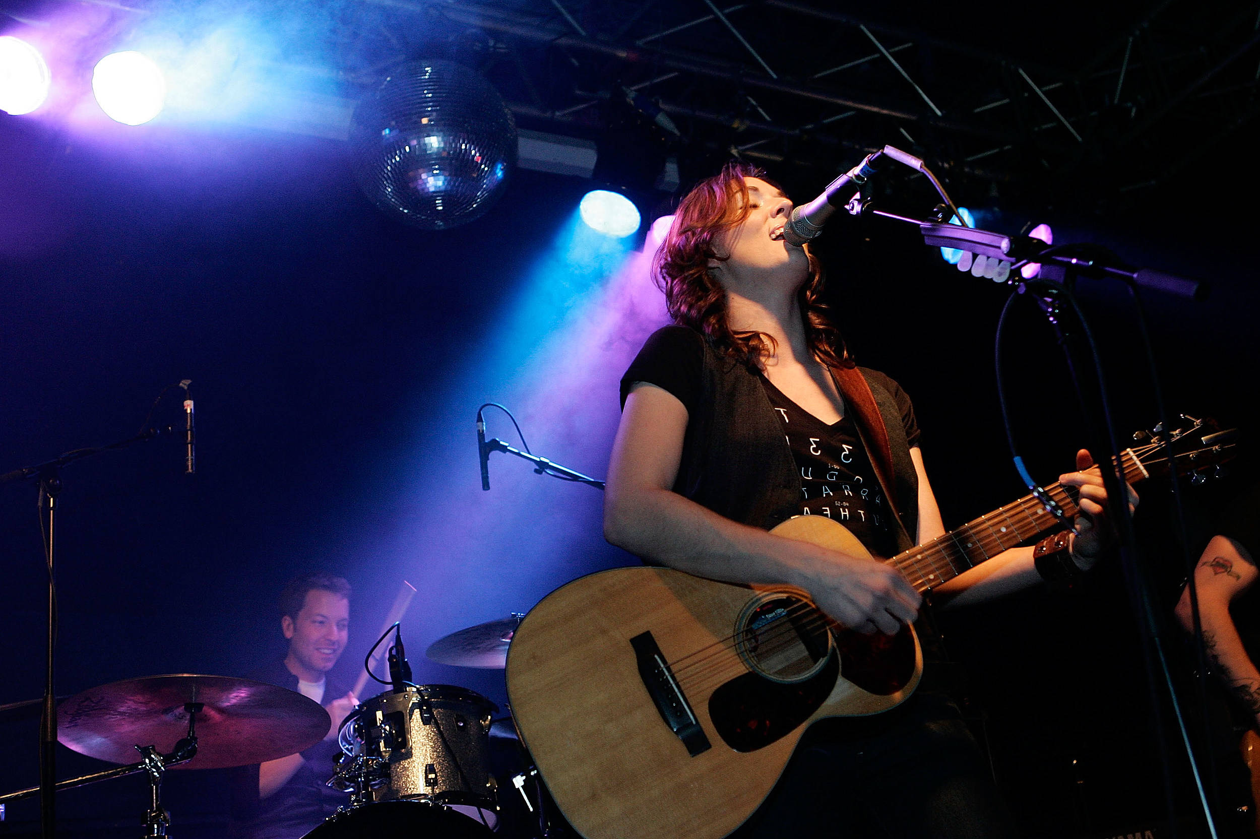 Brandi Carlile, acoustic guitar, blue stage lights, Full HD Desktop Wallpaper