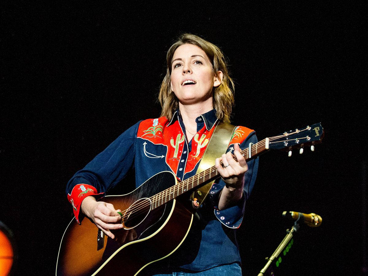 Brandi Carlile, acoustic guitar, stage lights, SD Desktop Wallpaper
