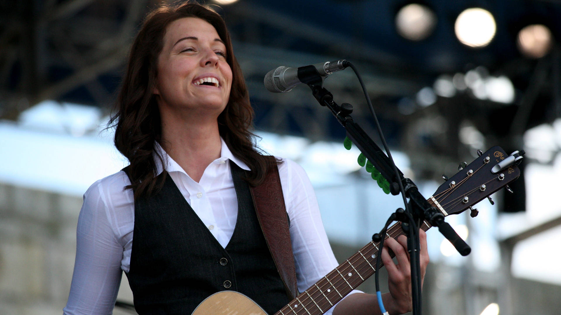 Brandi Carlile, acoustic guitar, outdoor stage, Full HD Desktop Wallpaper