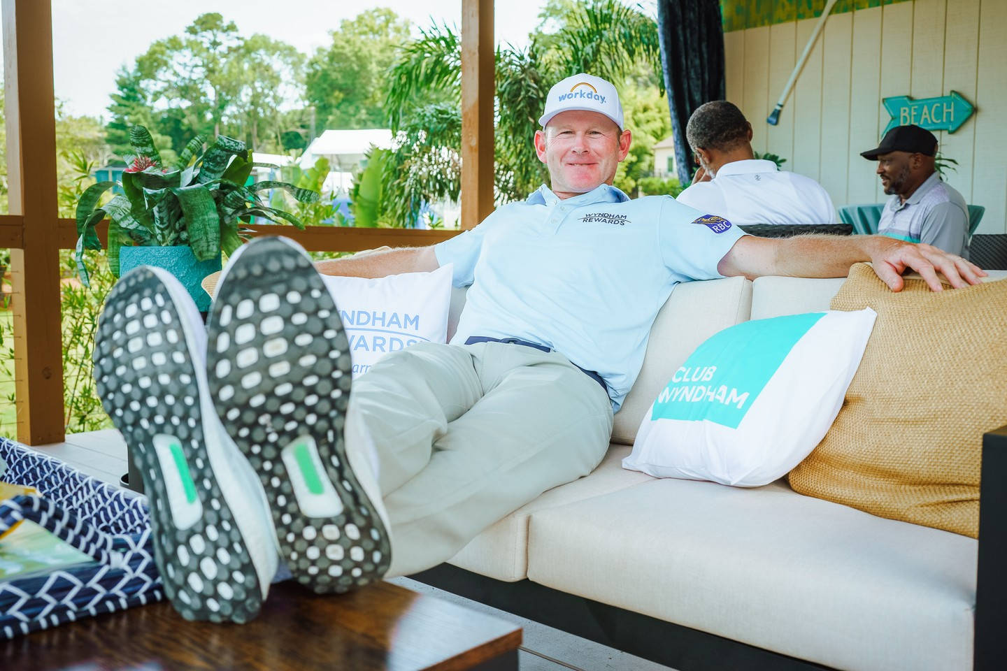 Brandt Snedeker, golf shoes, white couch, HD Desktop Wallpaper