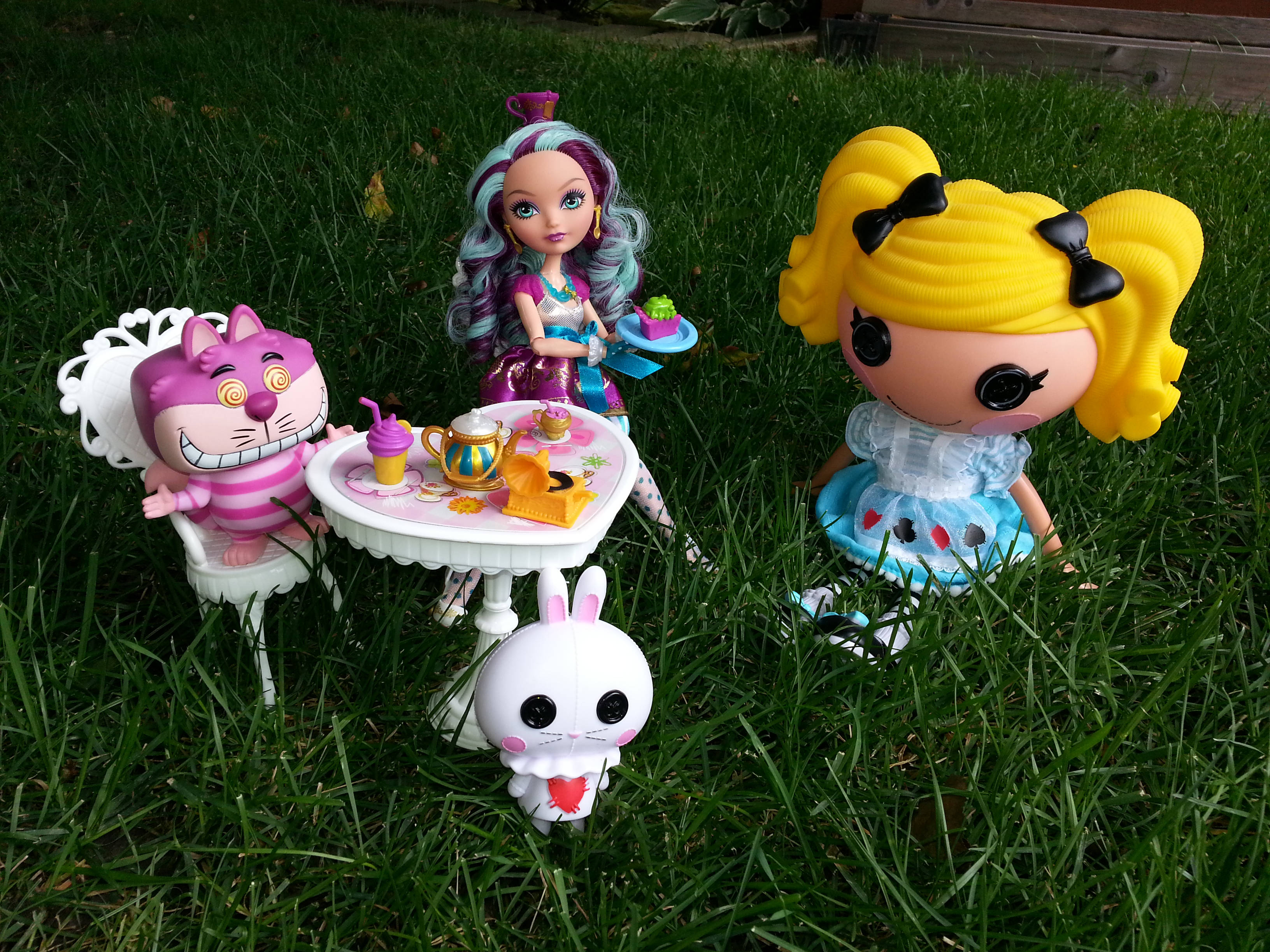 Bratz Aesthetic, garden picnic, miniature tea set, 2K Desktop Wallpaper