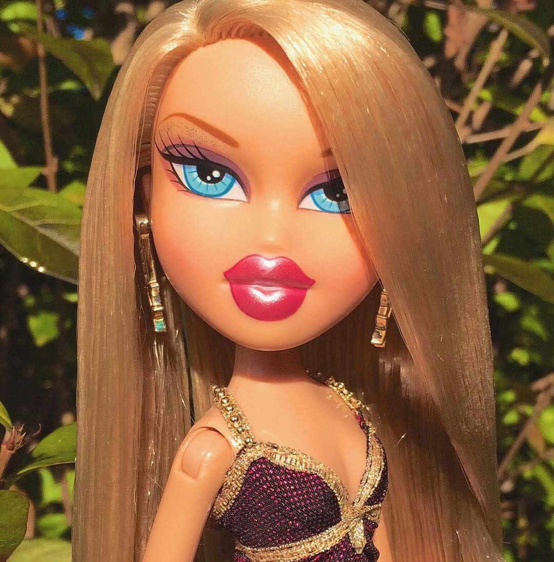 Bratz doll, long blonde hair, bright blue eyes, SD Phone Wallpaper