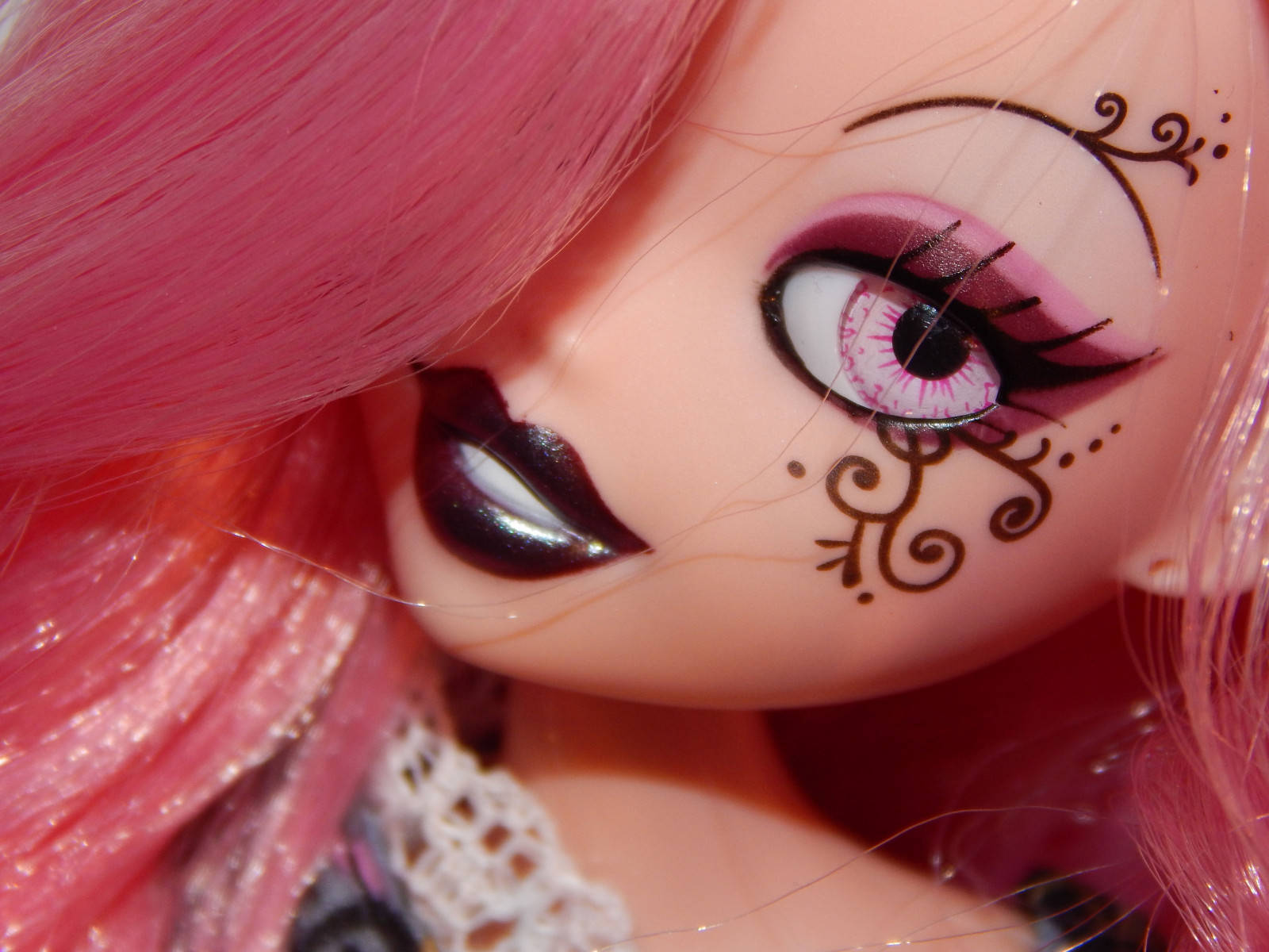 Bratz Dolls, vibrant pink hair, dramatic makeup, HD Desktop Wallpaper