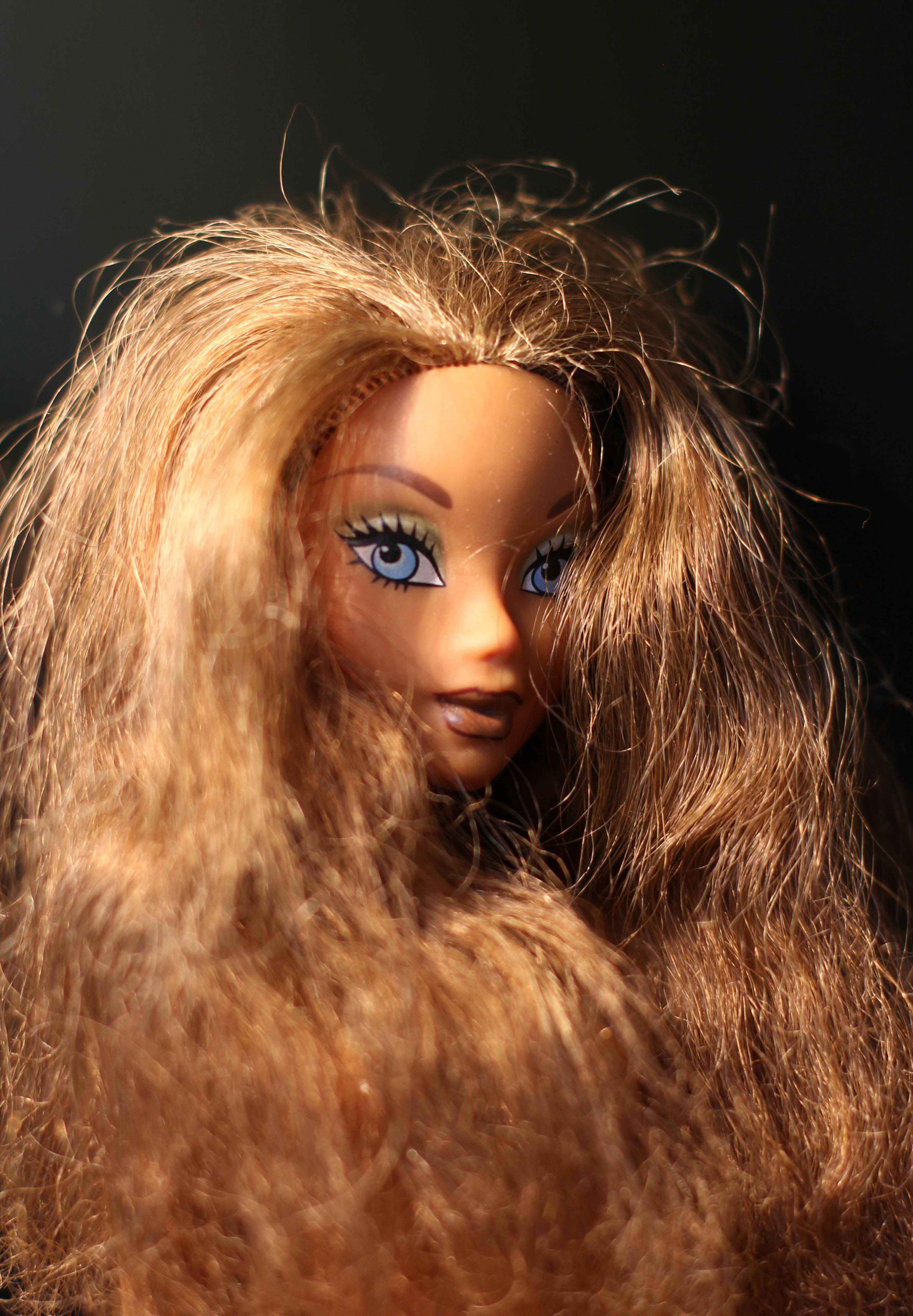 Bratz Dolls, golden-brown hair, blue eyes, 4K Phone Wallpaper