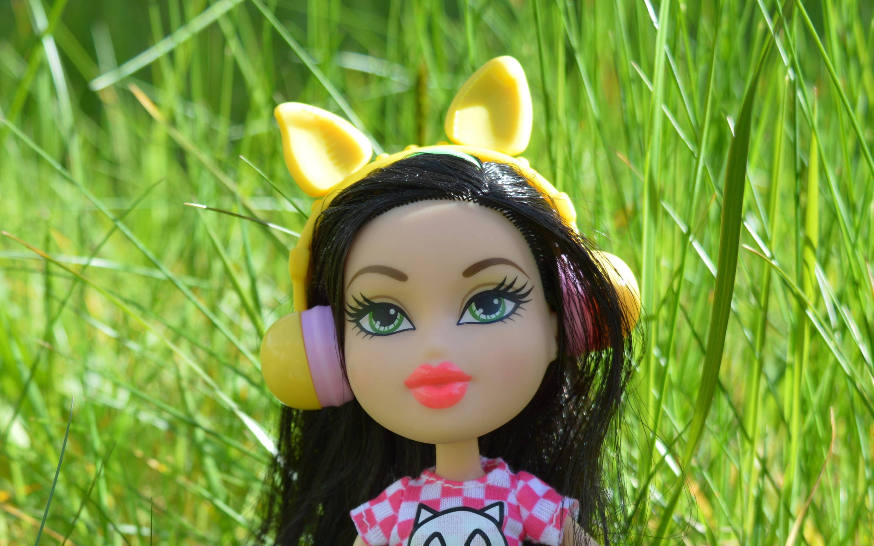 Bratz, yellow cat ears, headphones, 2K Desktop Wallpaper