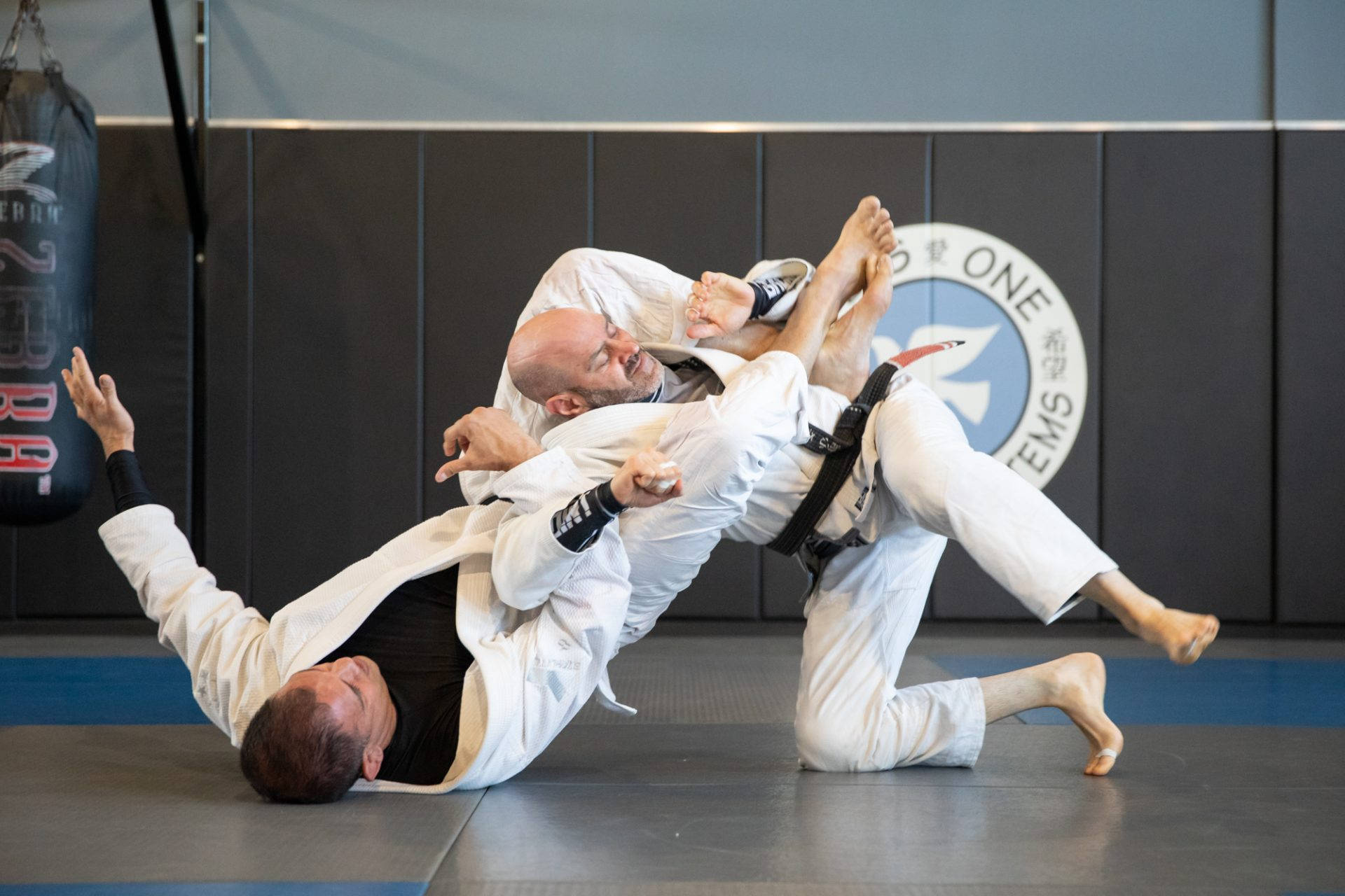 white gi, Brazilian jiu-jitsu submission hold, gym mat, Full HD Desktop Wallpaper