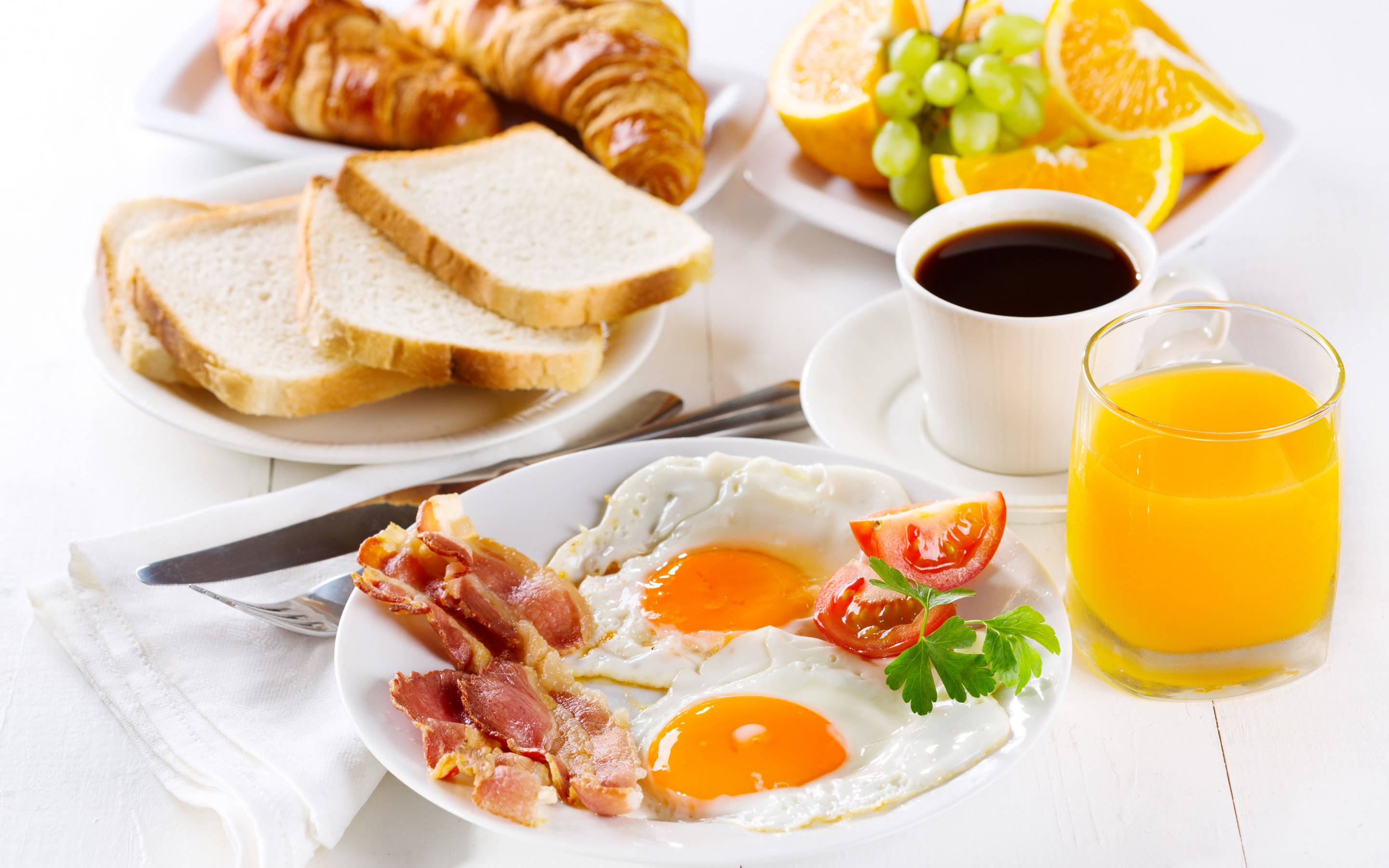 Morning Breakfast, sunny-side-up eggs, bacon, 2K Desktop Wallpaper