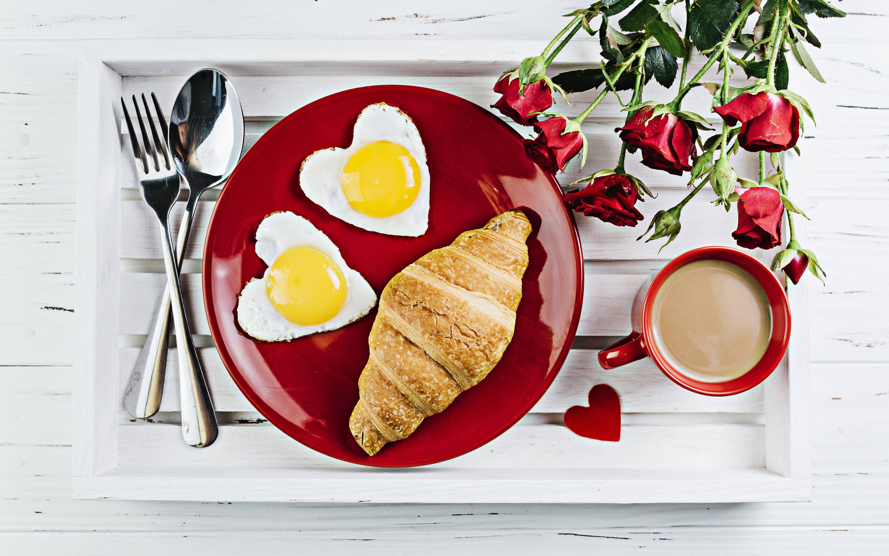 heart-shaped fried eggs, red plate, croissant, 2K Desktop Wallpaper