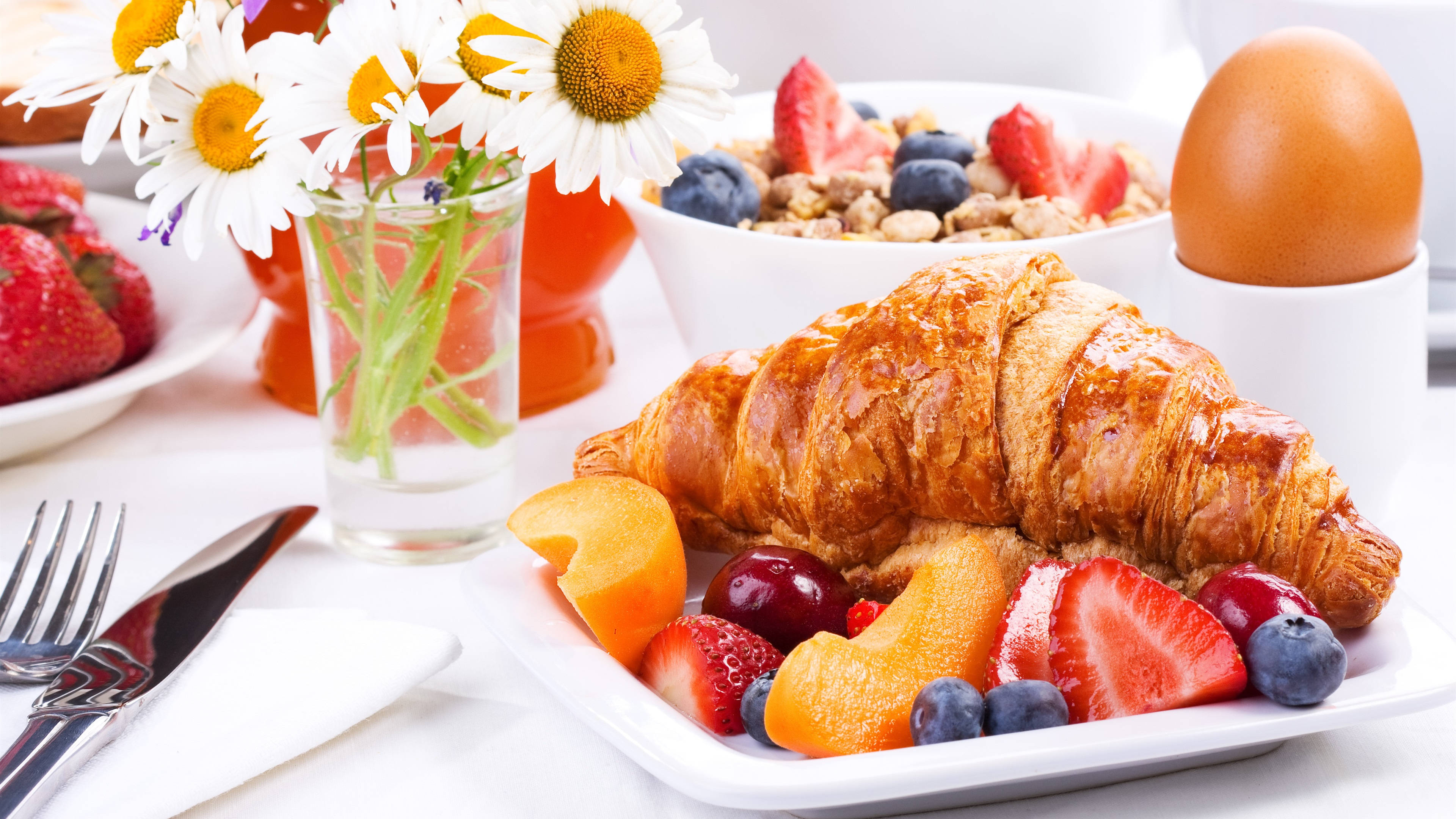 golden flaky croissant, fresh berries, peach slices, 4K Desktop Wallpaper