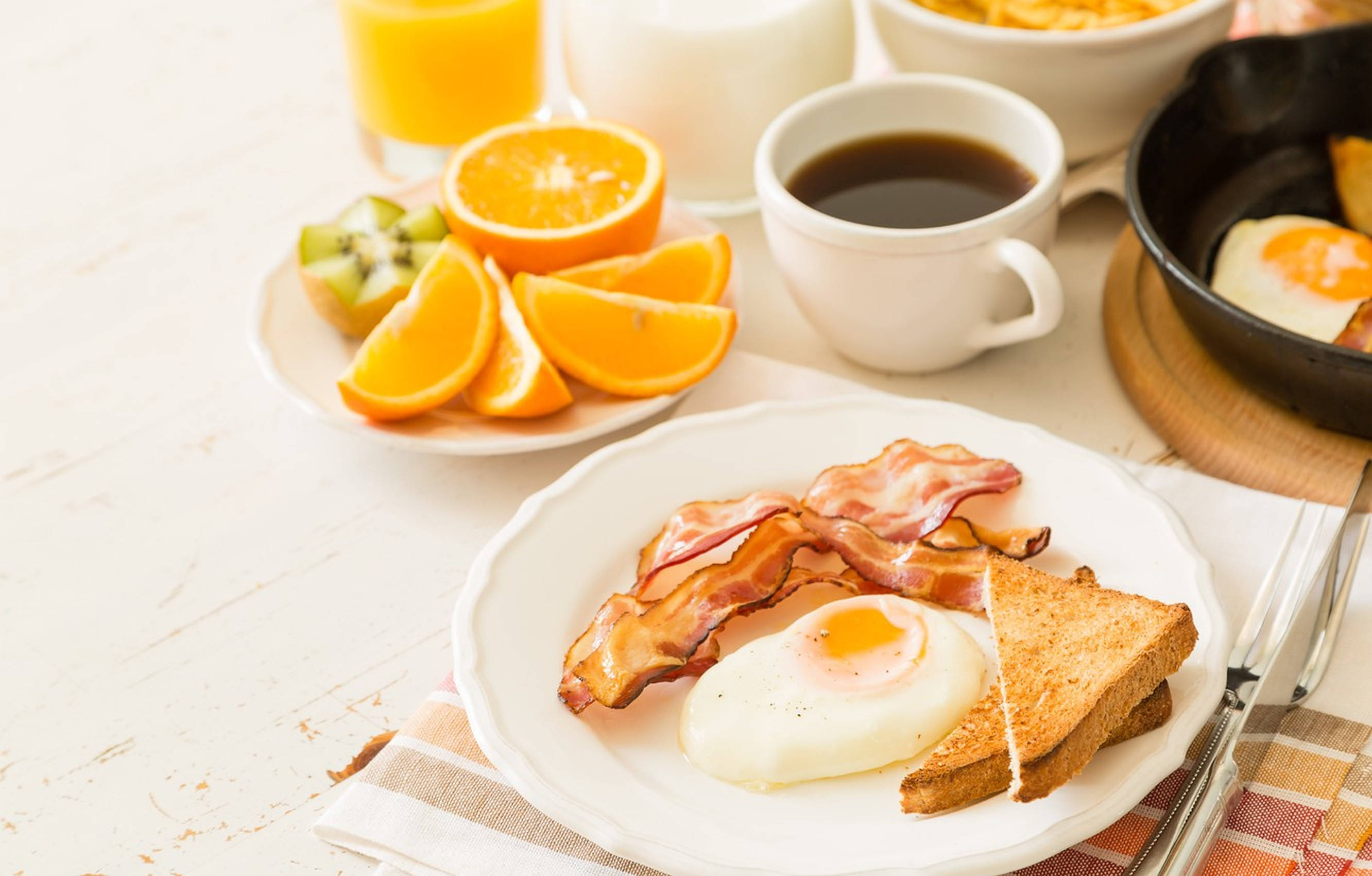 bacon and egg breakfast, sunny-side-up eggs, bacon, 2K Desktop Wallpaper