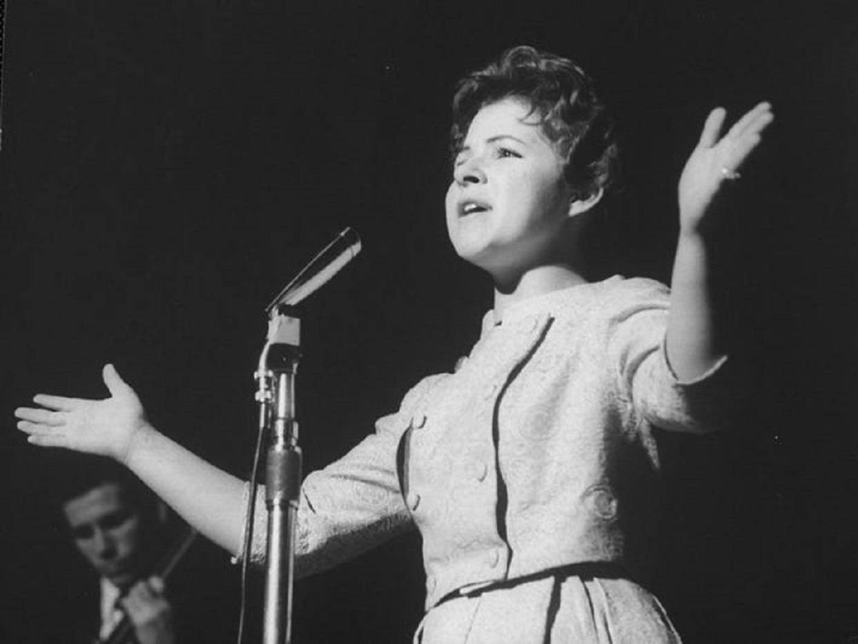 Brenda Lee, vintage black and white photo, microphone, SD Desktop Wallpaper