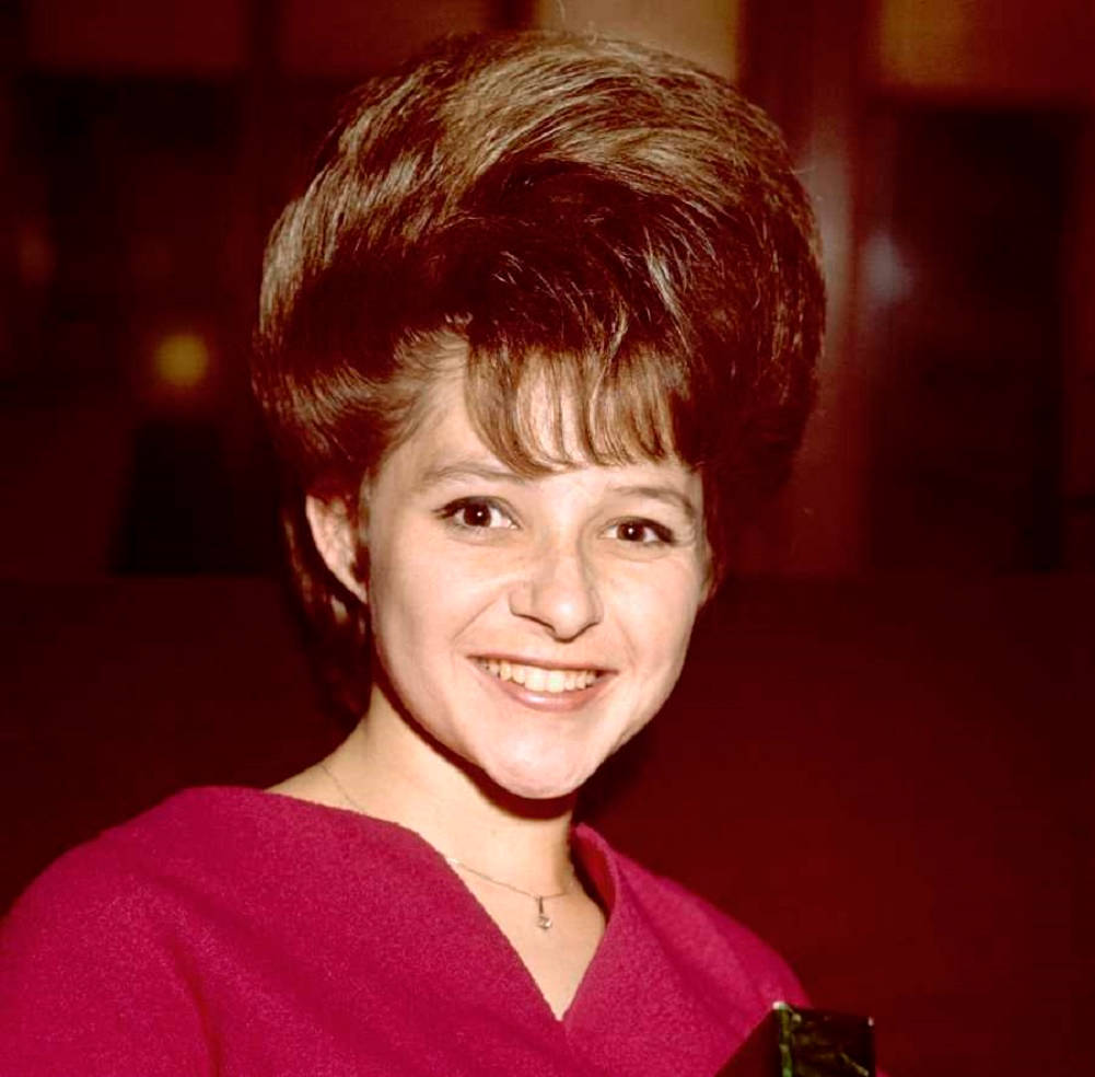 Brenda Lee, 1964, voluminous brown beehive hairstyle, SD Desktop Wallpaper