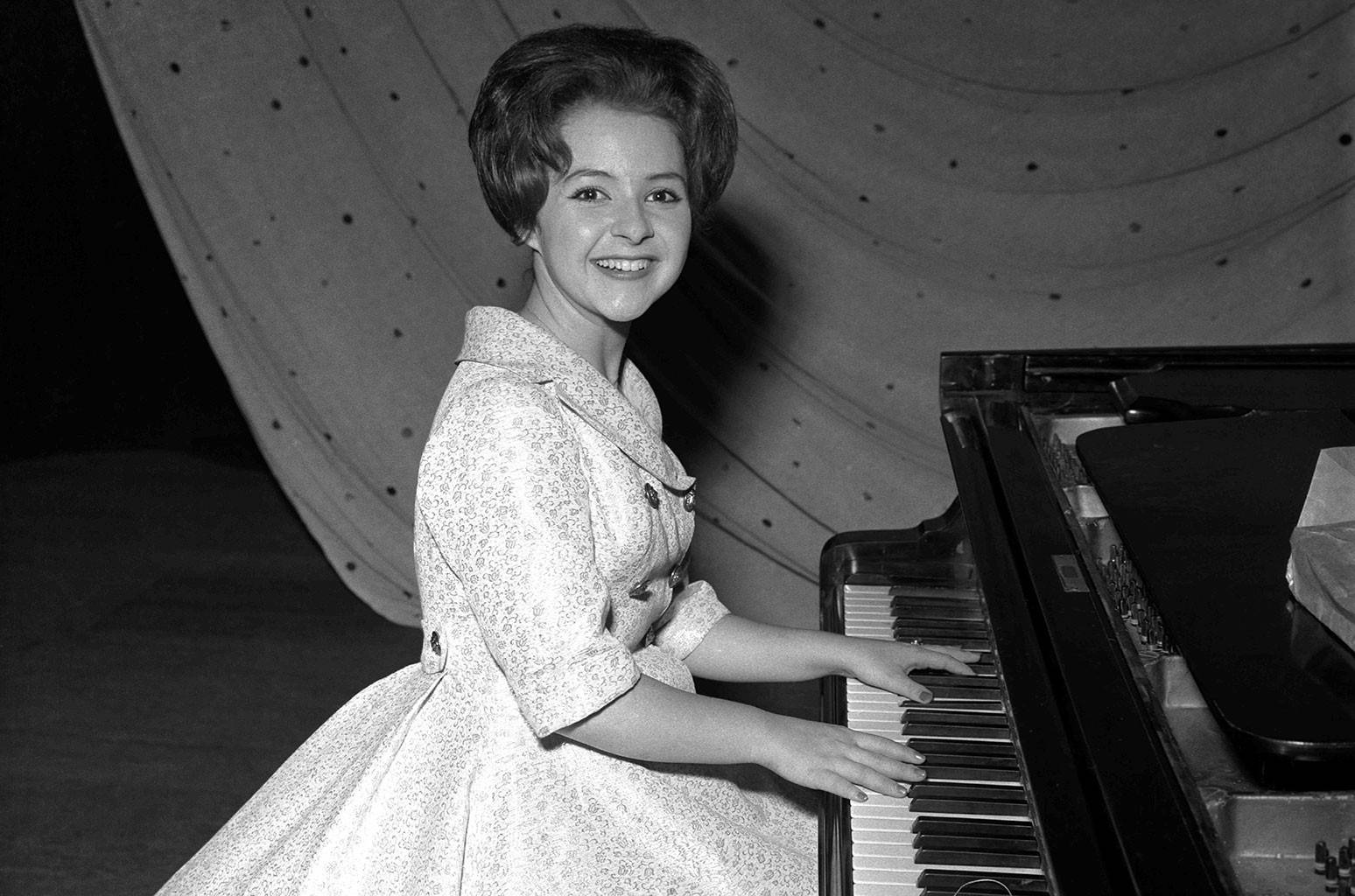 Brenda Lee, floral dress, grand piano, HD Desktop Wallpaper