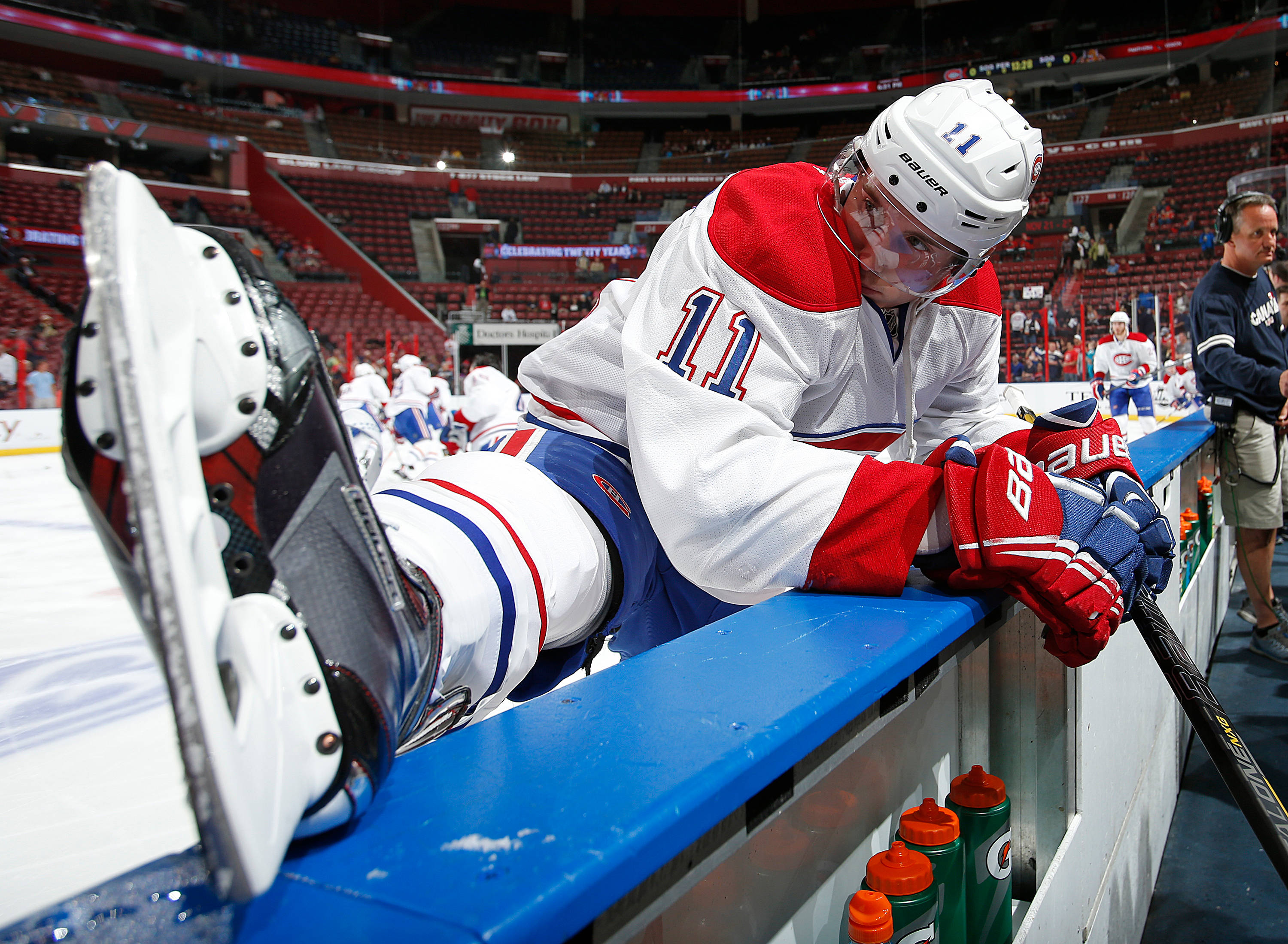 Brendan Gallagher, white red and blue gear, bench, 2K Desktop Wallpaper