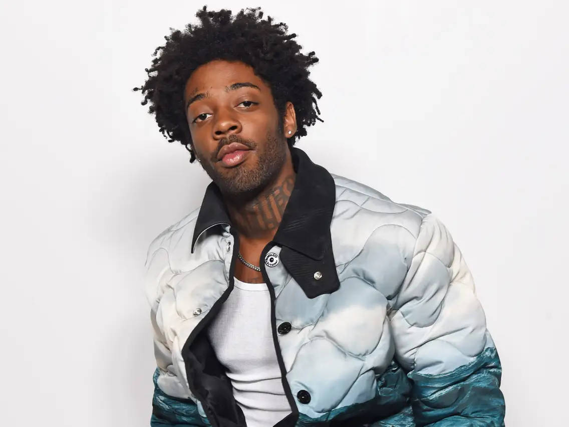 Brent Faiyaz, Ocean Puffer Jacket, gradient puffer jacket, SD Desktop Wallpaper