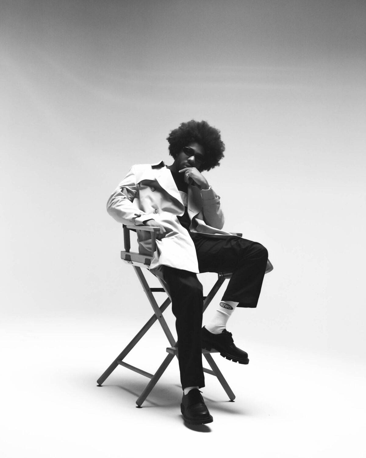 Brent Faiyaz, director's chair, afro, HD Phone Wallpaper