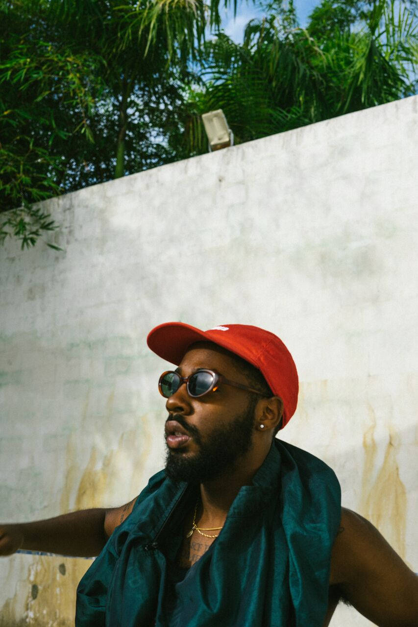 Brent Faiyaz, red cap, teal shirt, HD Phone Wallpaper
