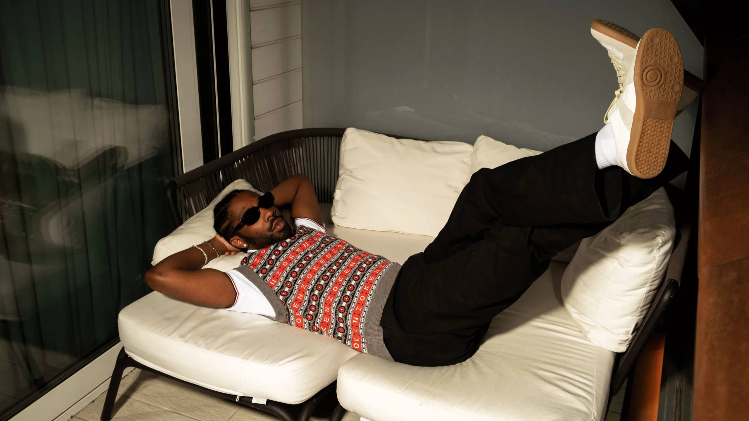 Brent Faiyaz, white outdoor sofa, night, 2K Desktop Wallpaper
