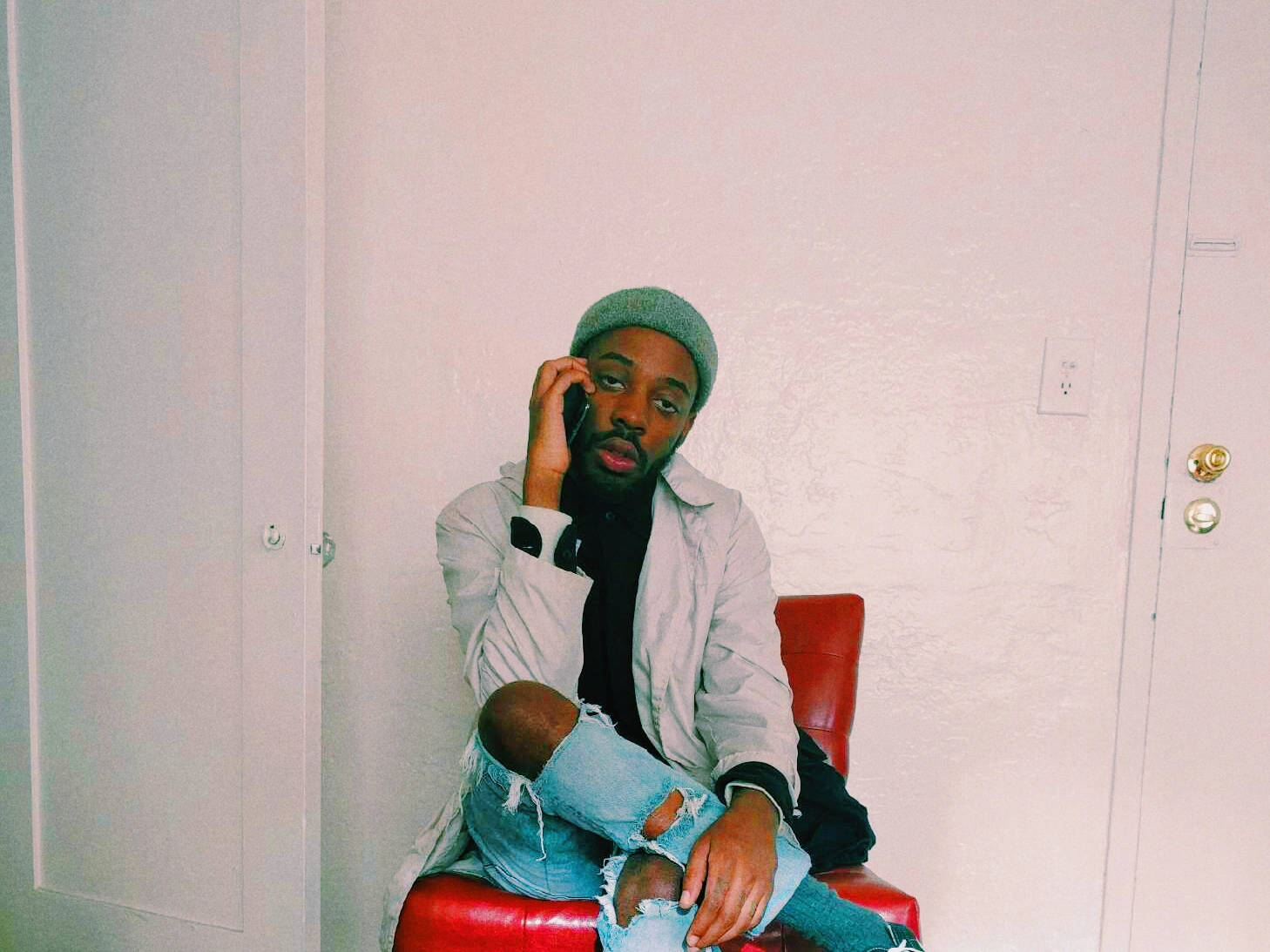 Brent Faiyaz, grey beanie, ripped jeans, HD Desktop Wallpaper