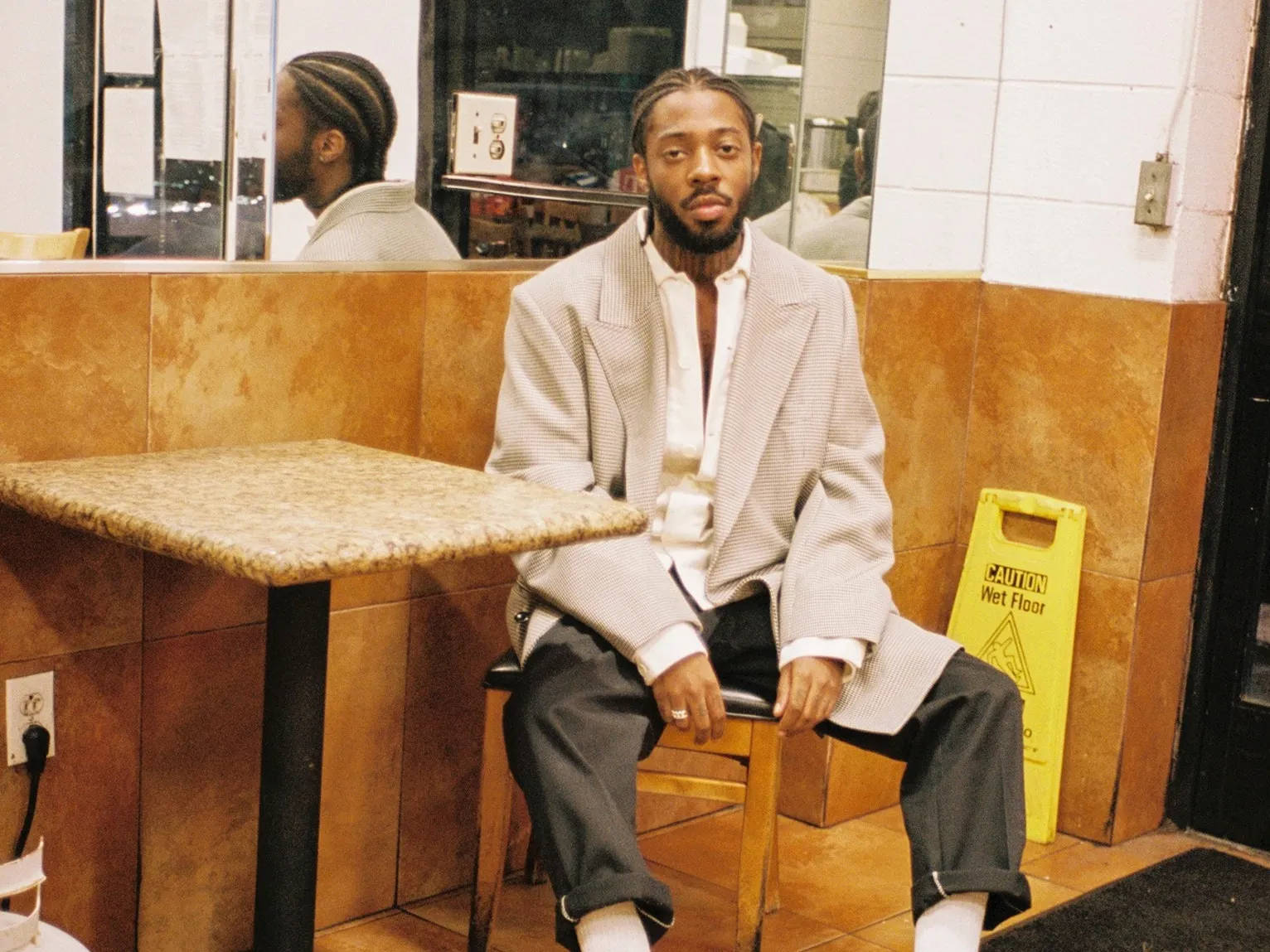 Brent Faiyaz, diner booth, light gray blazer, HD Desktop Wallpaper