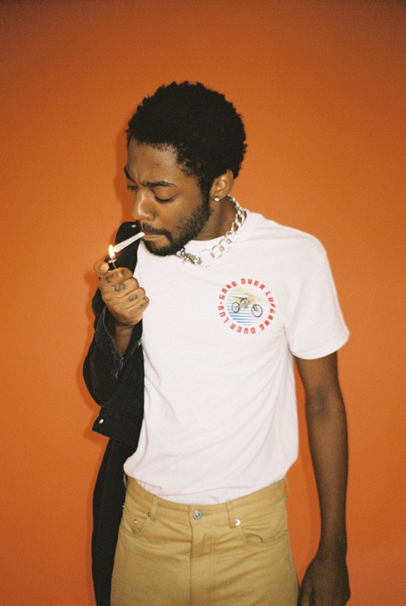 Brent Faiyaz, white t-shirt, beige pants, Full HD Phone Wallpaper