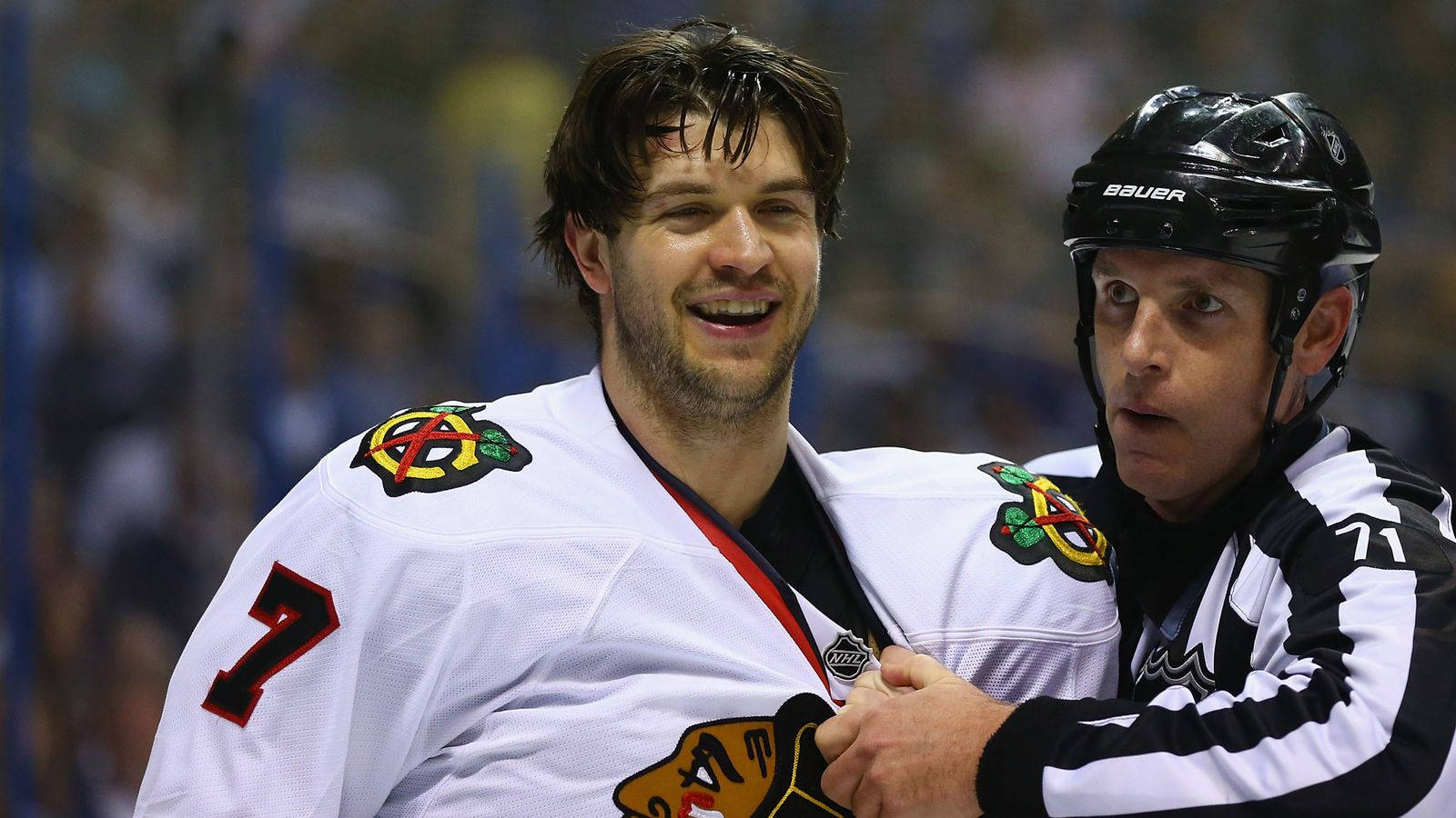 Brent Seabrook, white jersey, referee in black and white stripes, HD Desktop Wallpaper