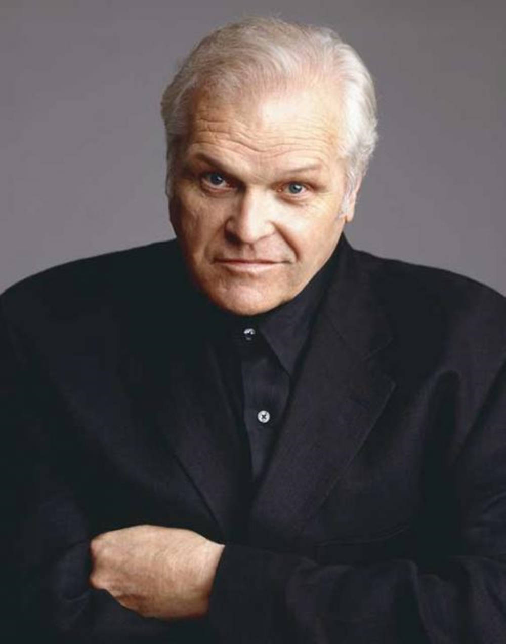 Brian Dennehy, gray background, black suit, SD Phone Wallpaper