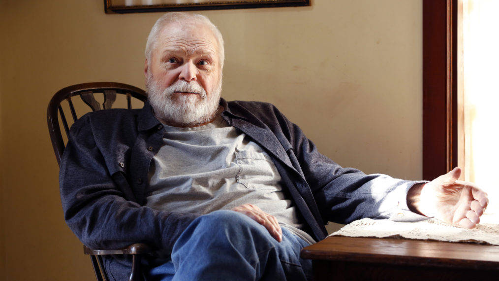 Brian Dennehy, white beard, wooden chair, SD Desktop Wallpaper