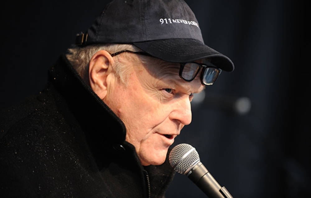 Brian Dennehy, black cap, microphone, SD Desktop Wallpaper
