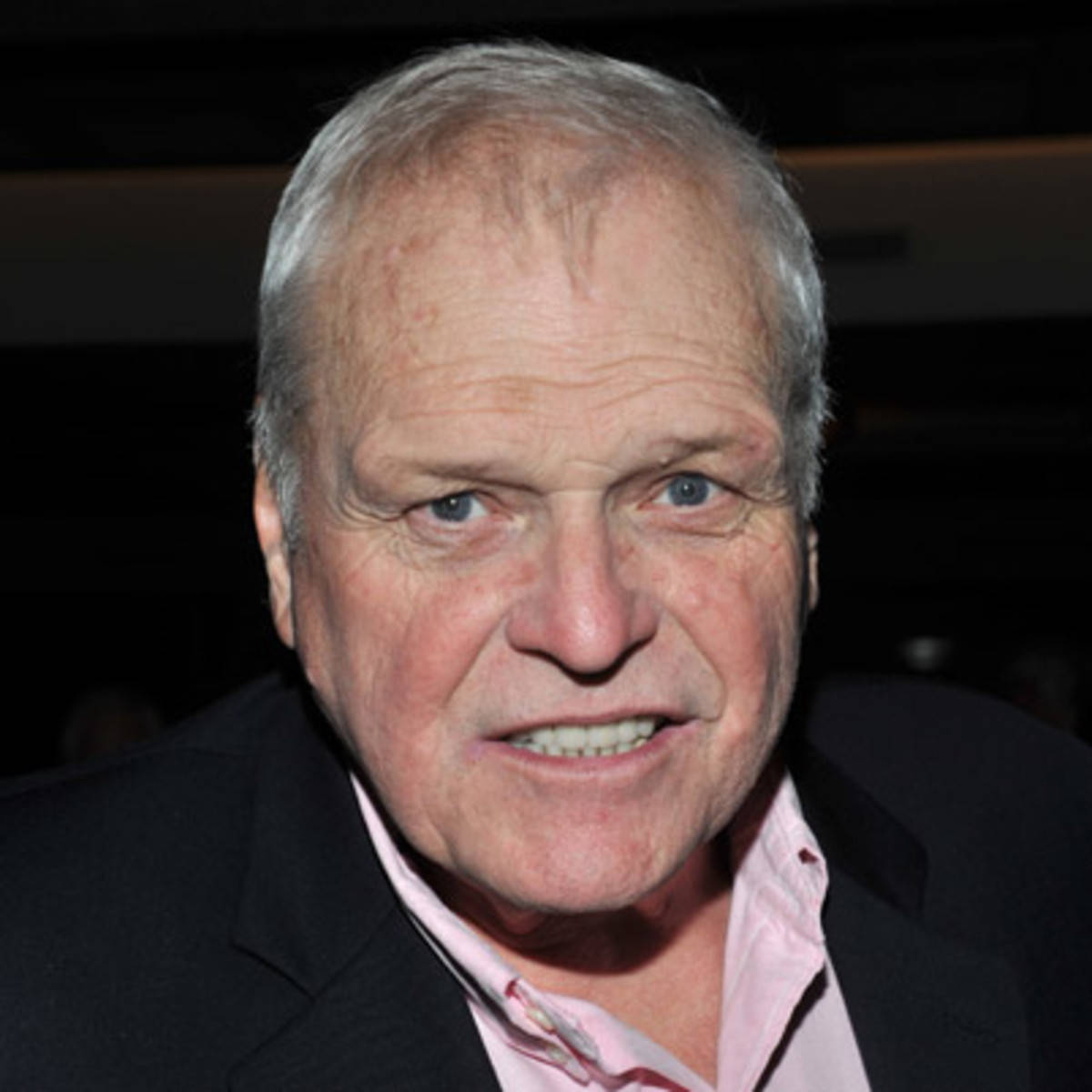 Brian Dennehy, black suit, pink shirt, SD Desktop Wallpaper