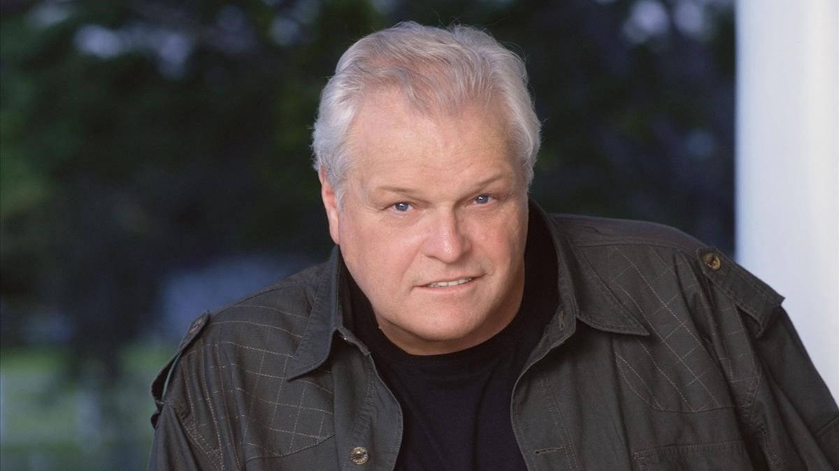 Brian Dennehy, black aesthetic jacket, dark plaid jacket, SD Desktop Wallpaper