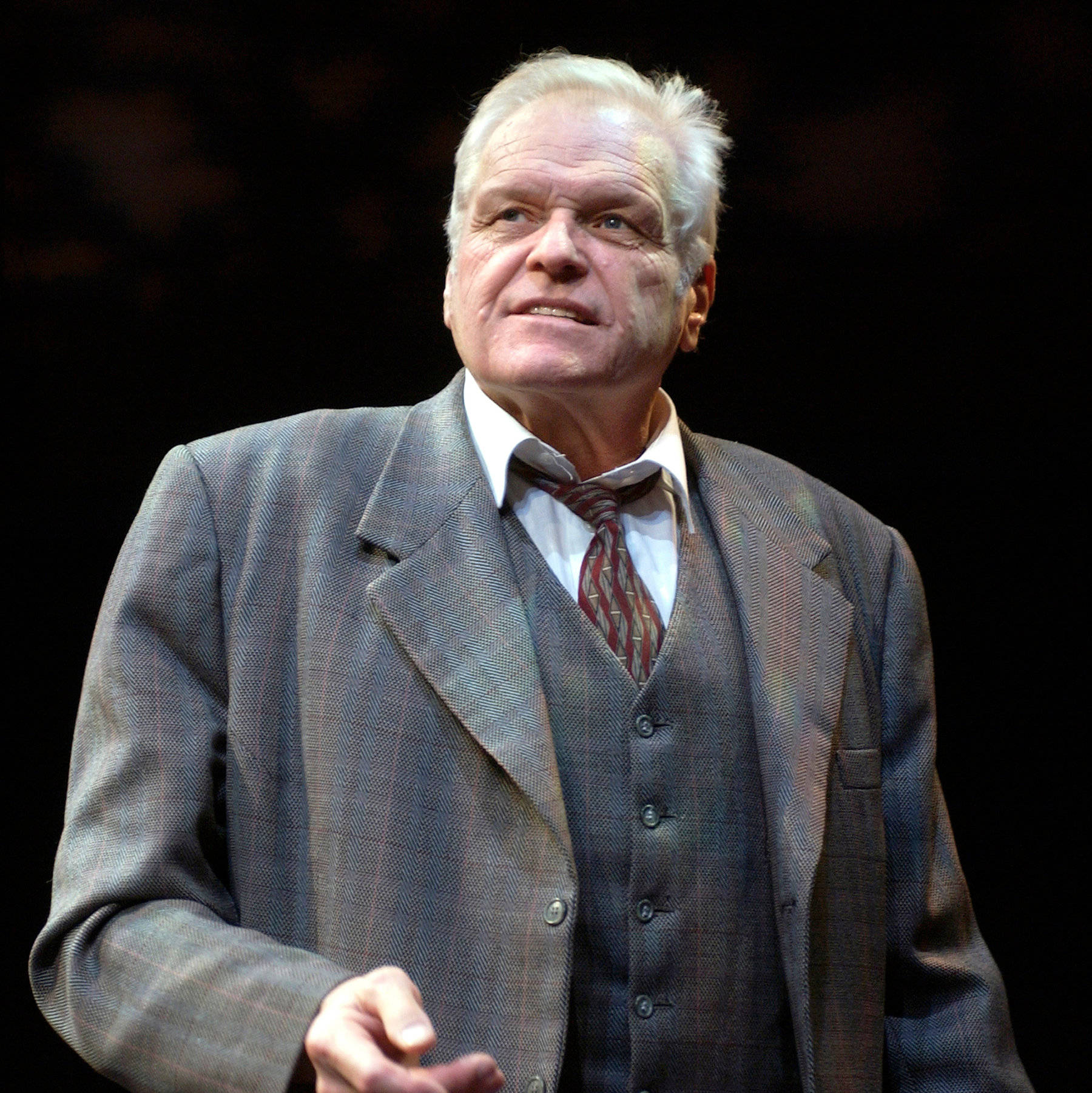 Brian Dennehy, textured gray suit, patterned tie, HD Phone Wallpaper