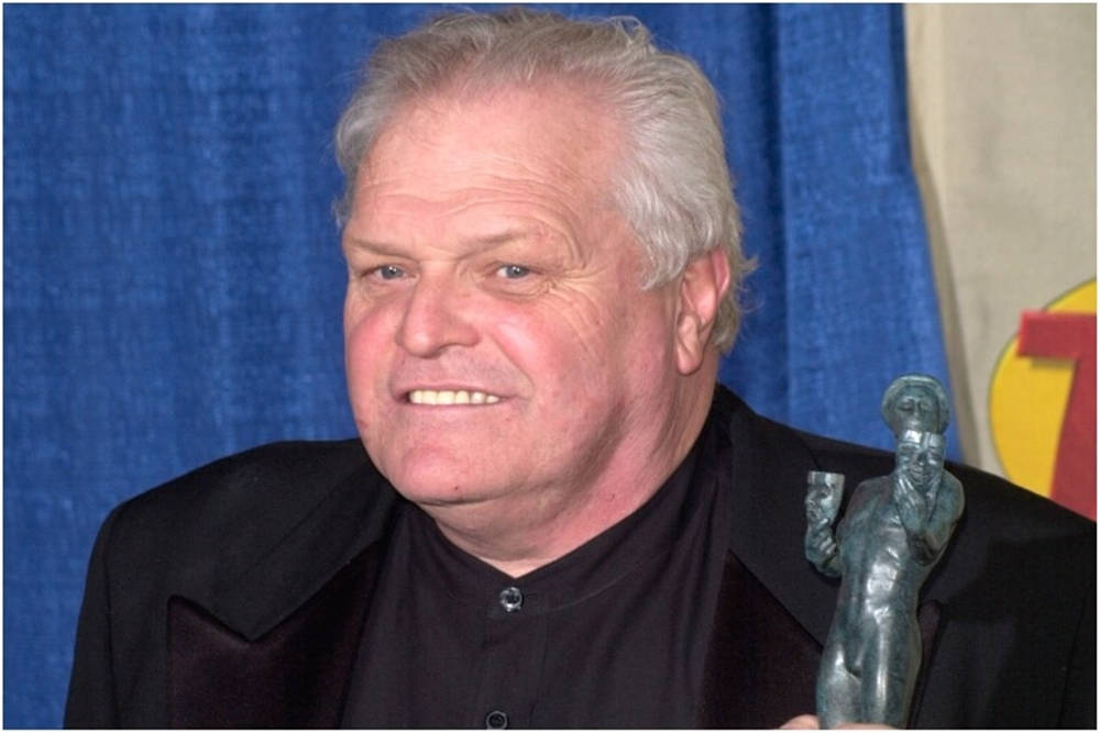 Brian Dennehy, silver statue, blue curtain backdrop, SD Desktop Wallpaper