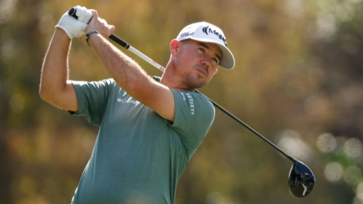 Brian Harman, golf club swing, sunlit course, SD Desktop Wallpaper