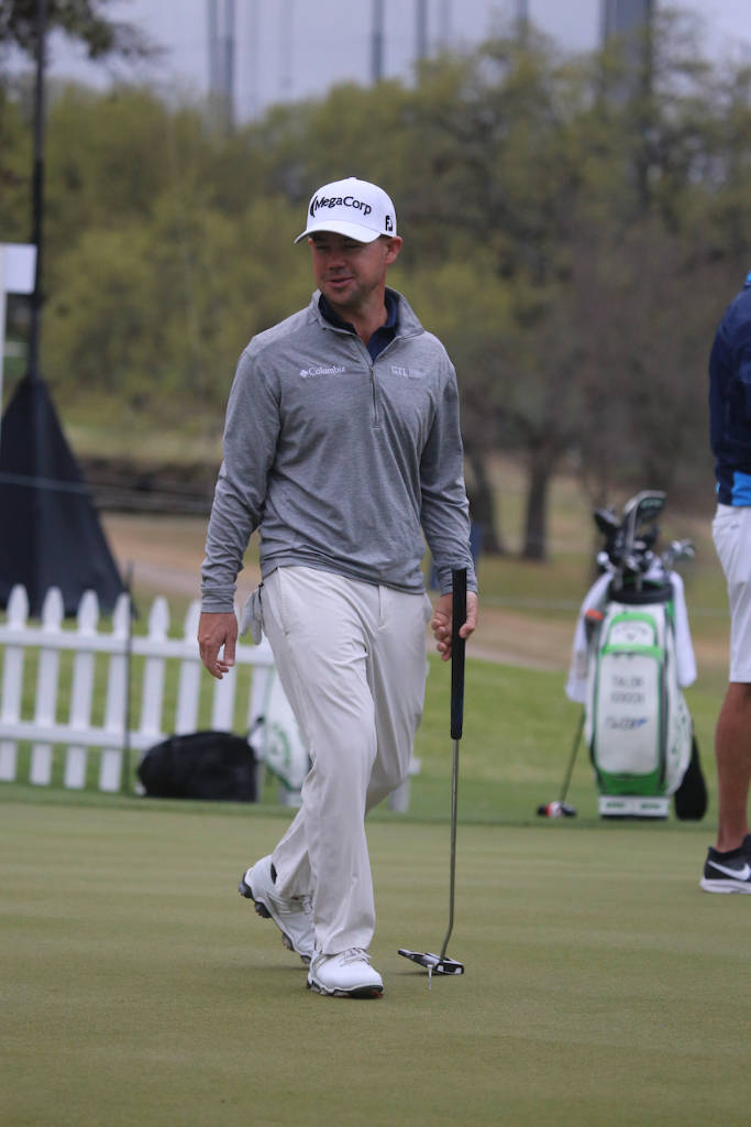 Brian Harman, gray attire, putter, SD Phone Wallpaper