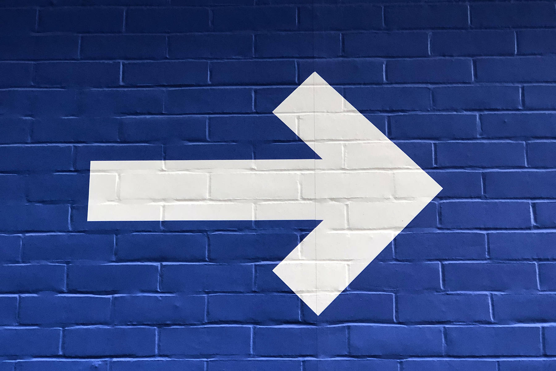 white arrow, textured blue brick wall, right, HD Desktop Wallpaper