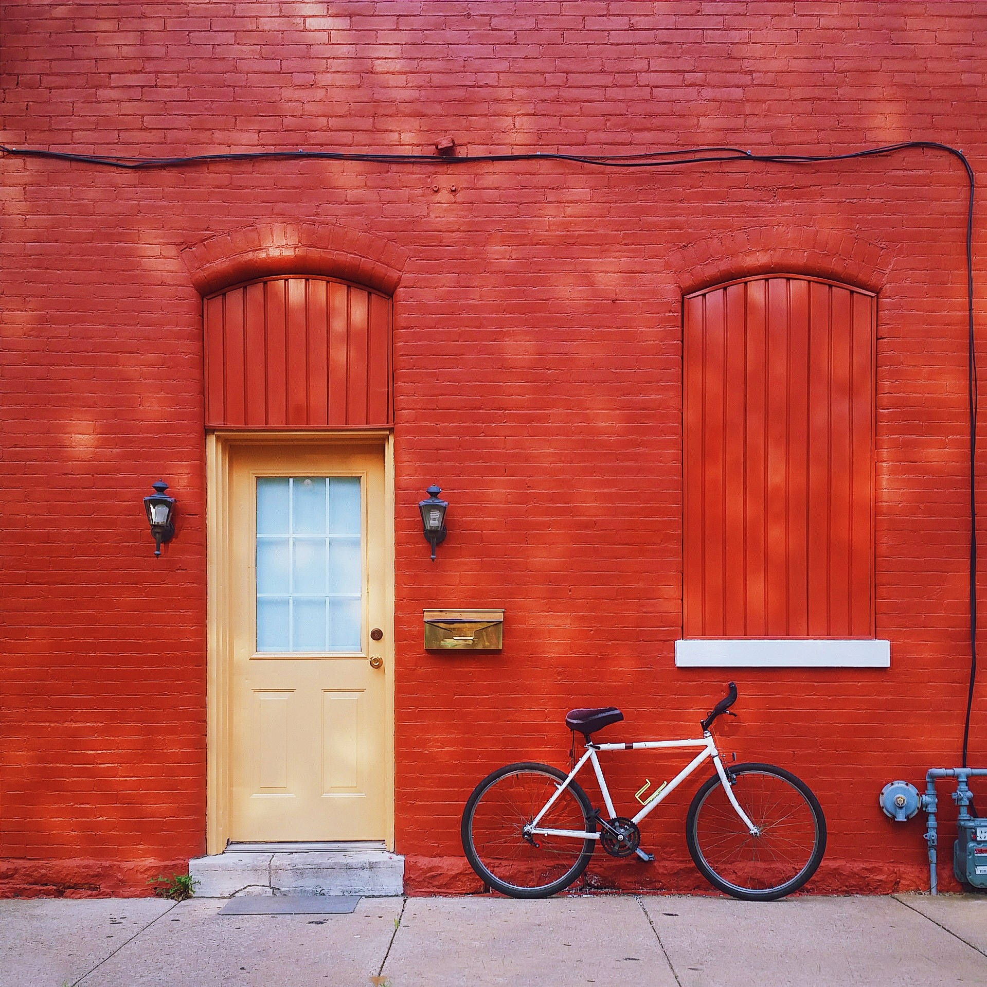 white bicycle, vibrant red brick wall, pale yellow door, HD Desktop Wallpaper