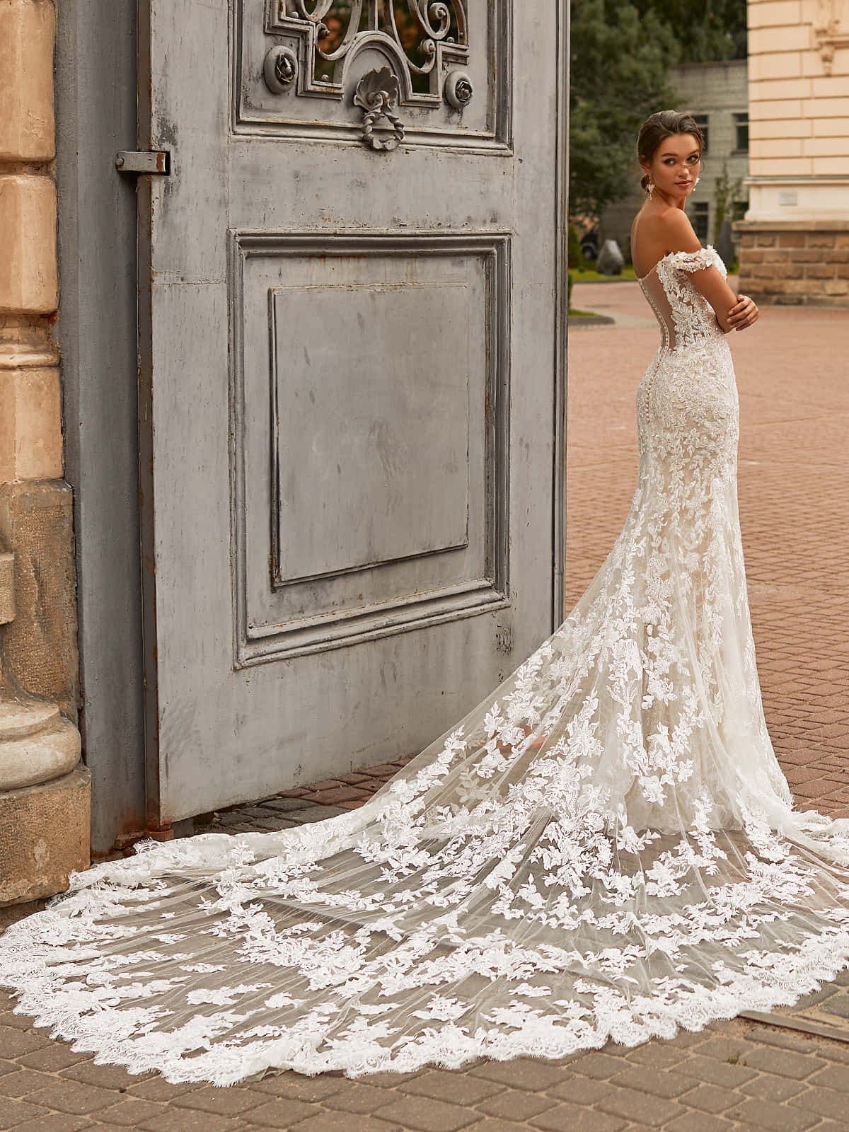 Bride's Dress, white lace gown, weathered gray door, HD Phone Wallpaper