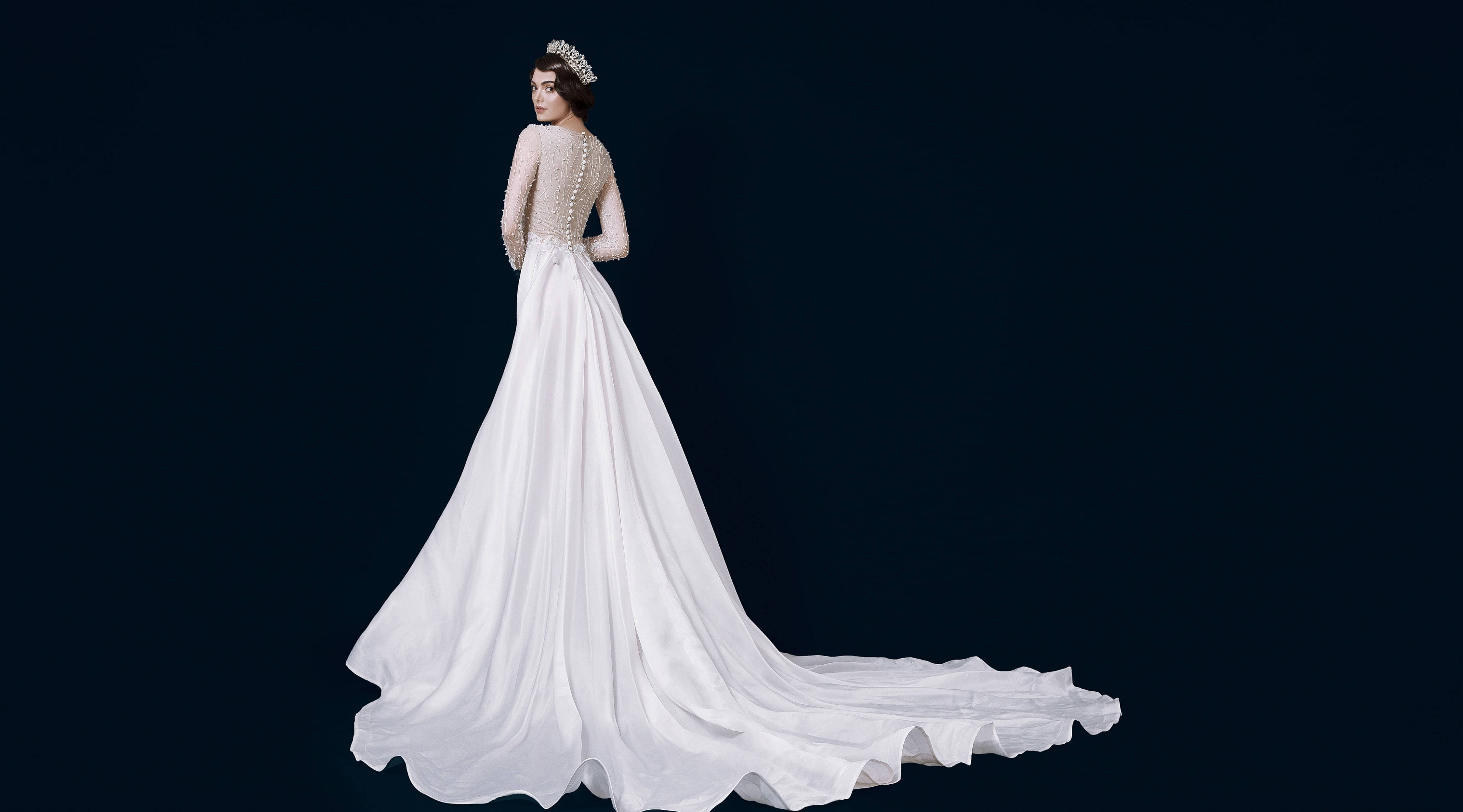 Classic Princess Wedding Dress, white gown, long train, 4K Desktop Wallpaper