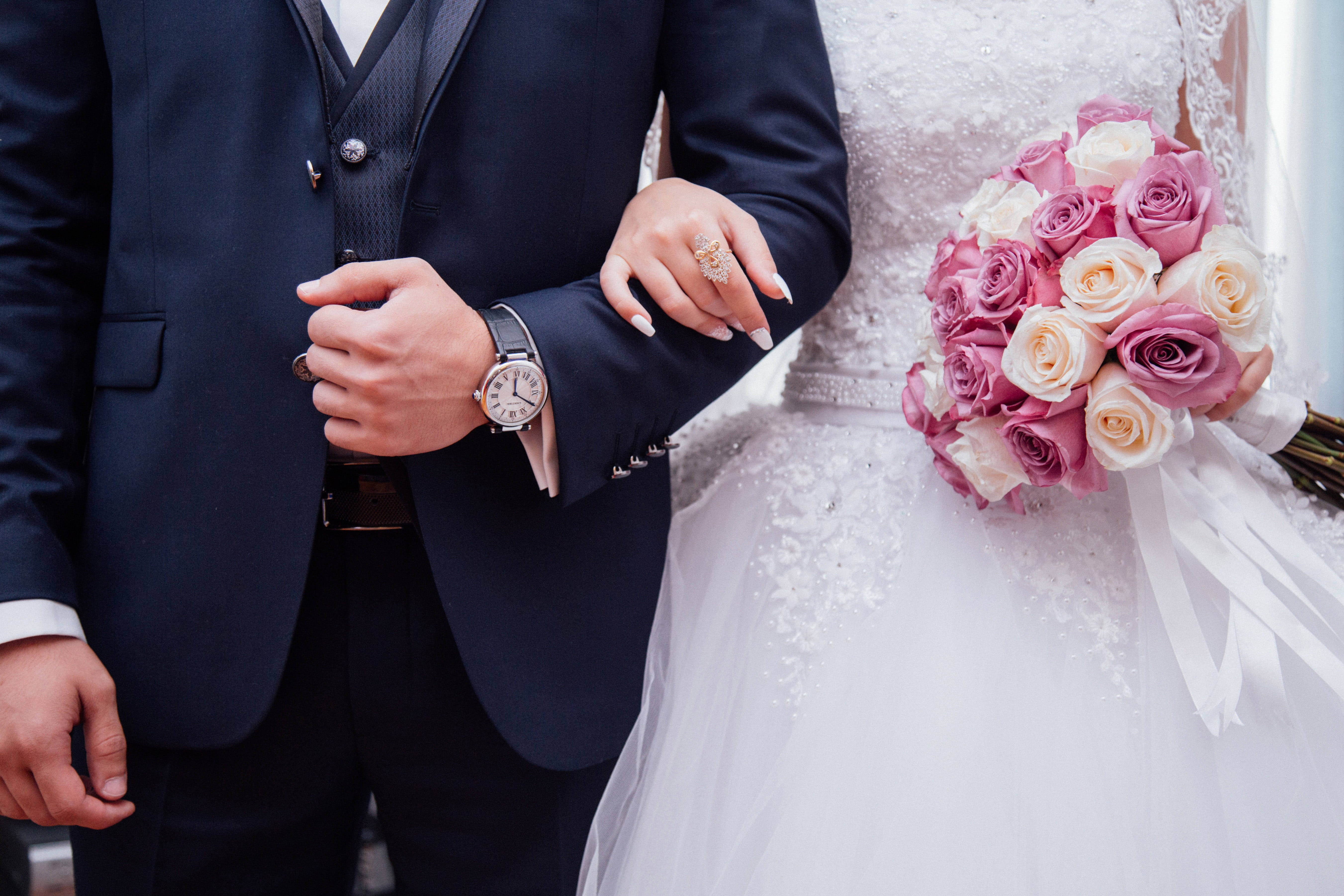 bride, groom, pink and white rose bouquet, 5K Desktop Wallpaper