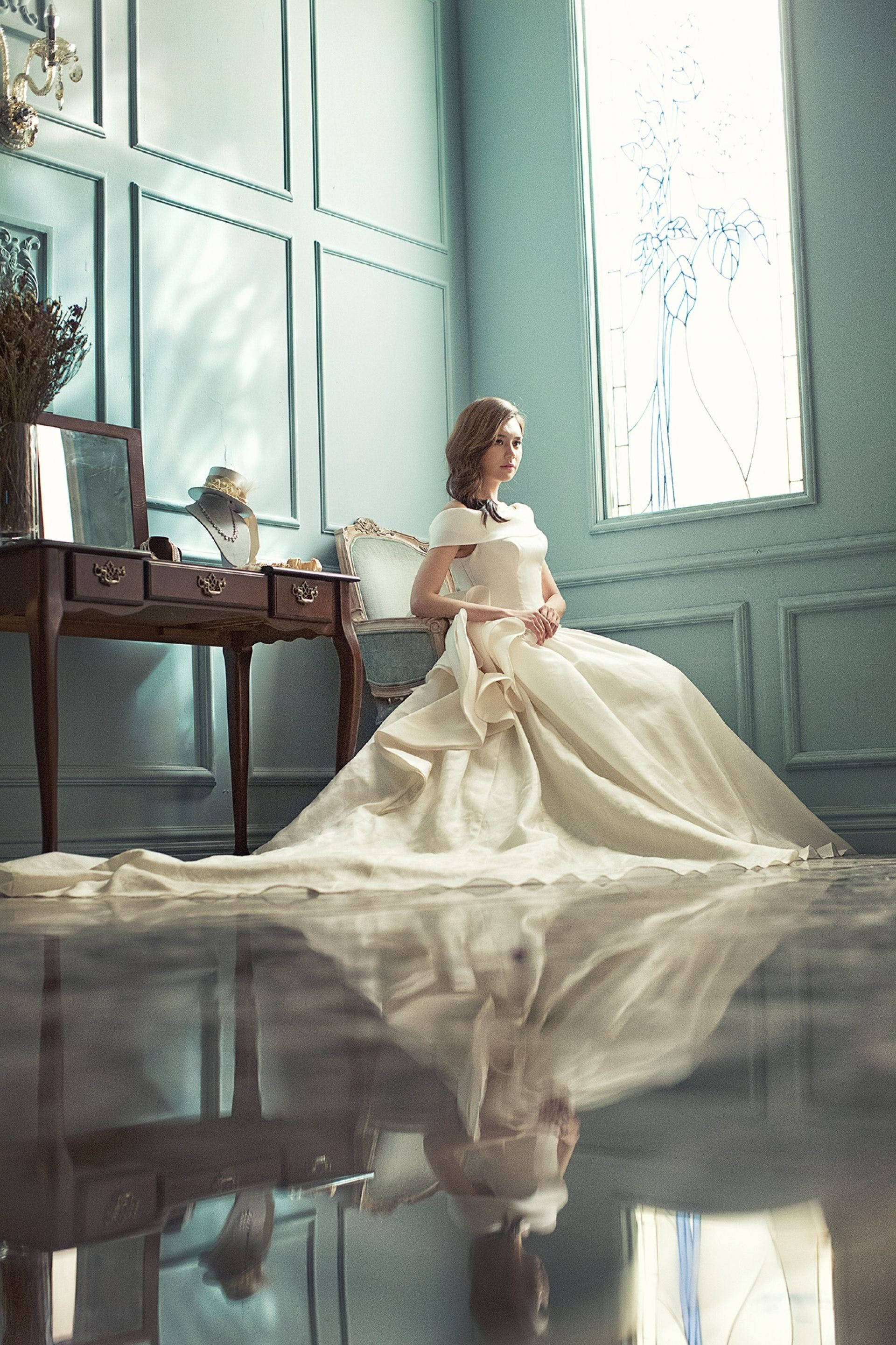 cream gown, teal-paneled room, reflective floor, 2K Phone Wallpaper