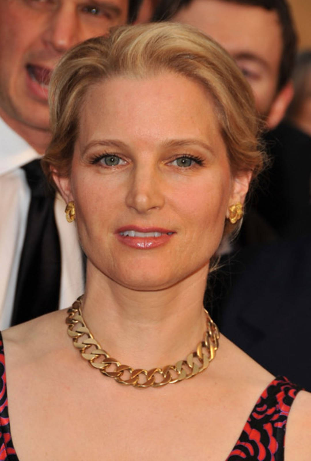 Bridget Fonda, 81st Annual Academy Awards, gold chain necklace, HD Phone Wallpaper