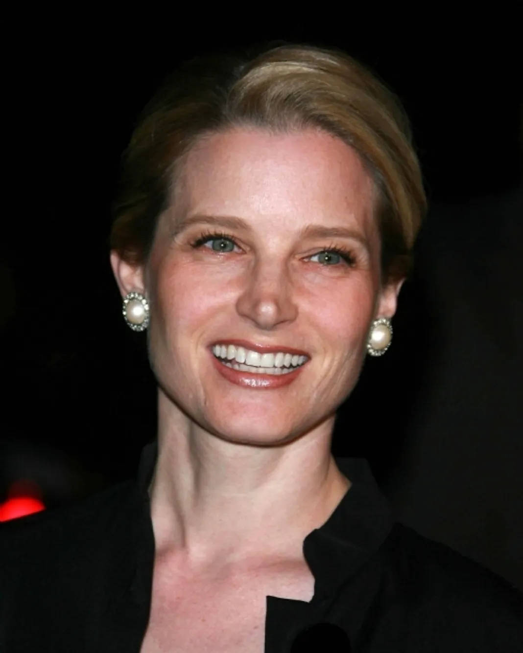 Bridget Fonda, American 90s actress, short blonde hair, HD Phone Wallpaper