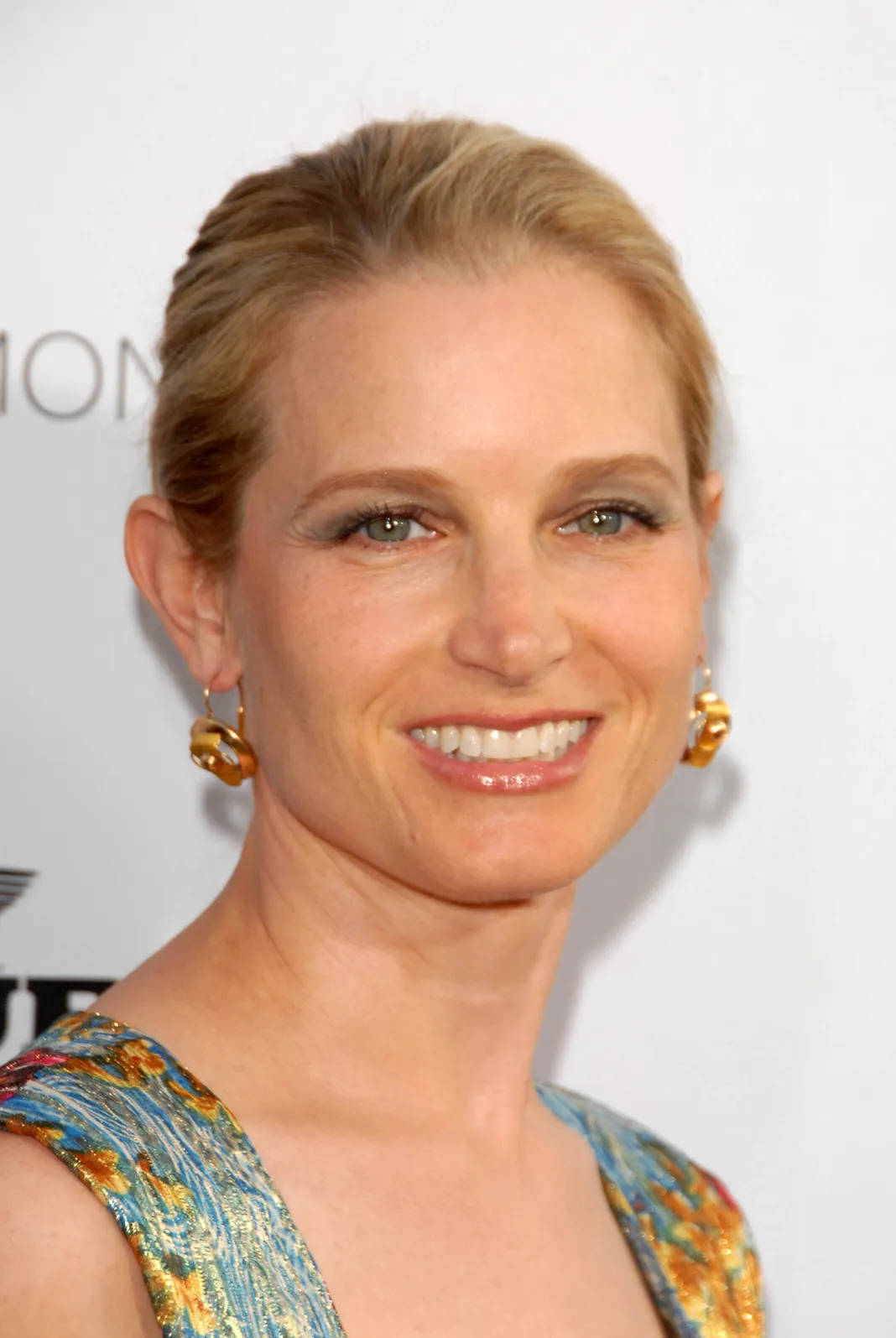 Bridget Fonda, blonde hair, gold earrings, HD Phone Wallpaper