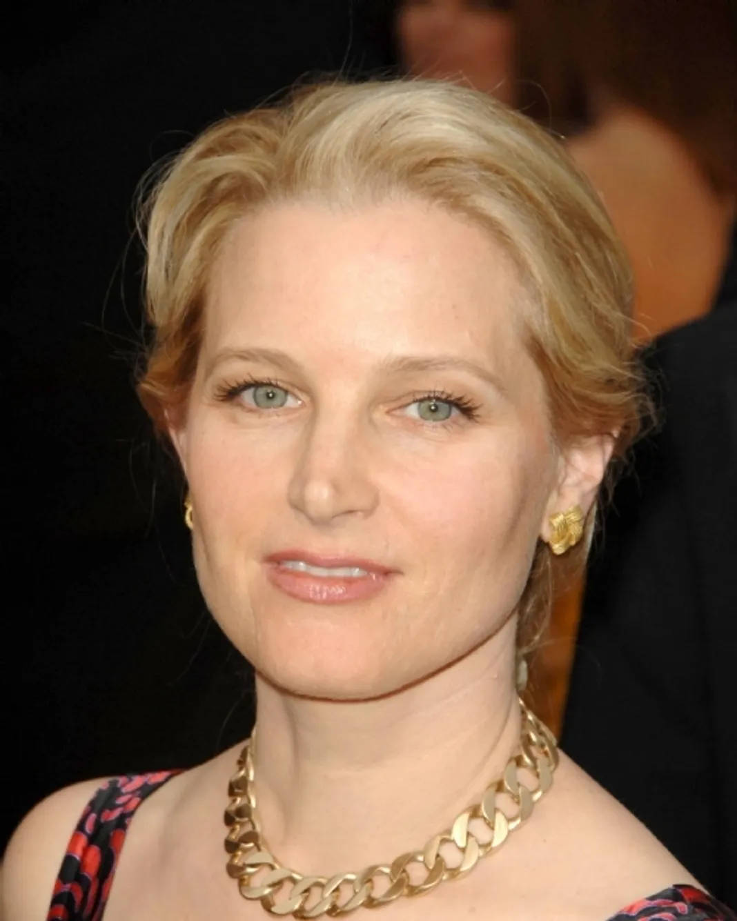 Bridget Fonda, gold necklace, red carpet, HD Phone Wallpaper