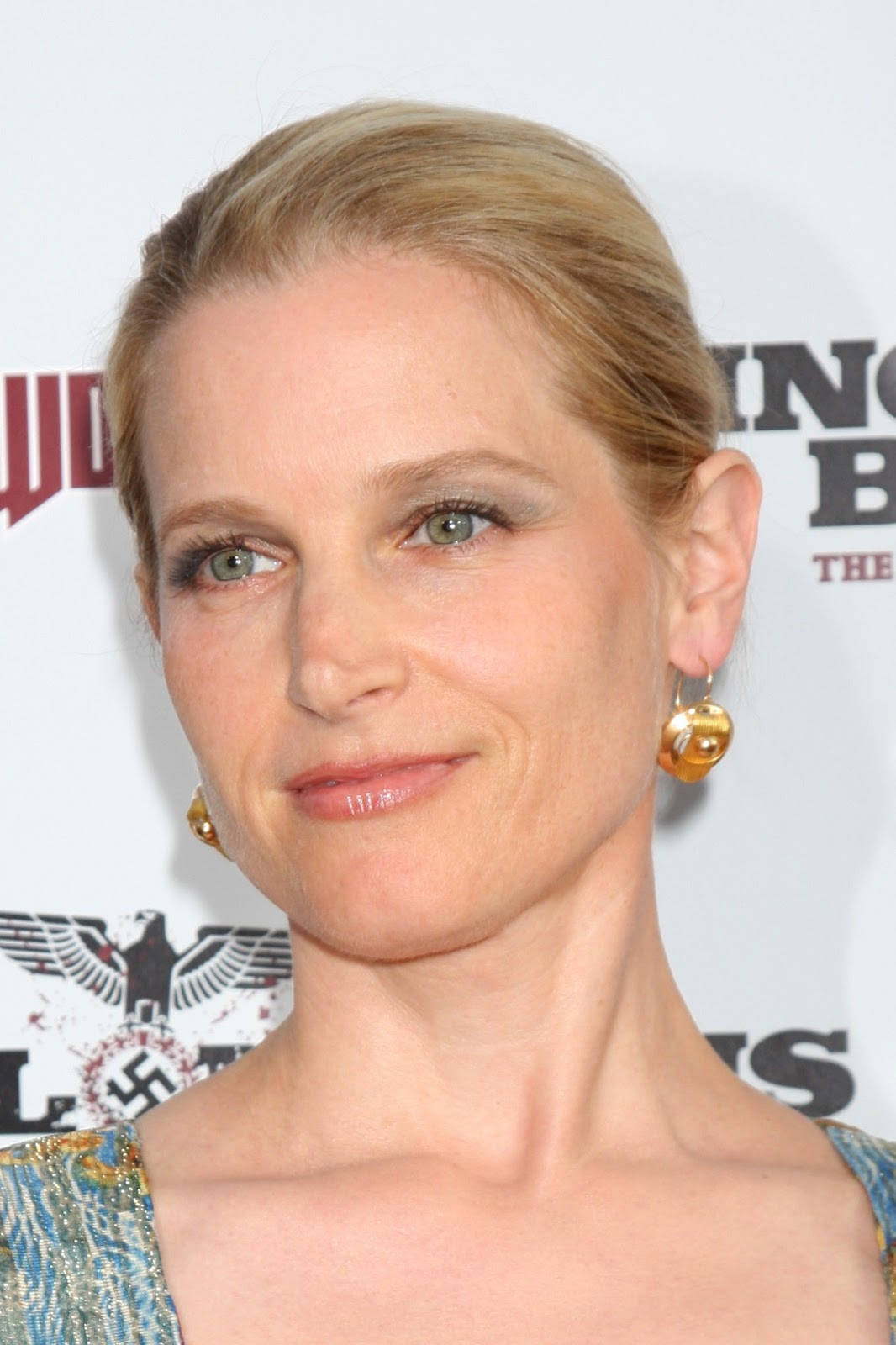 Bridget Fonda, red carpet, gold earrings, HD Phone Wallpaper