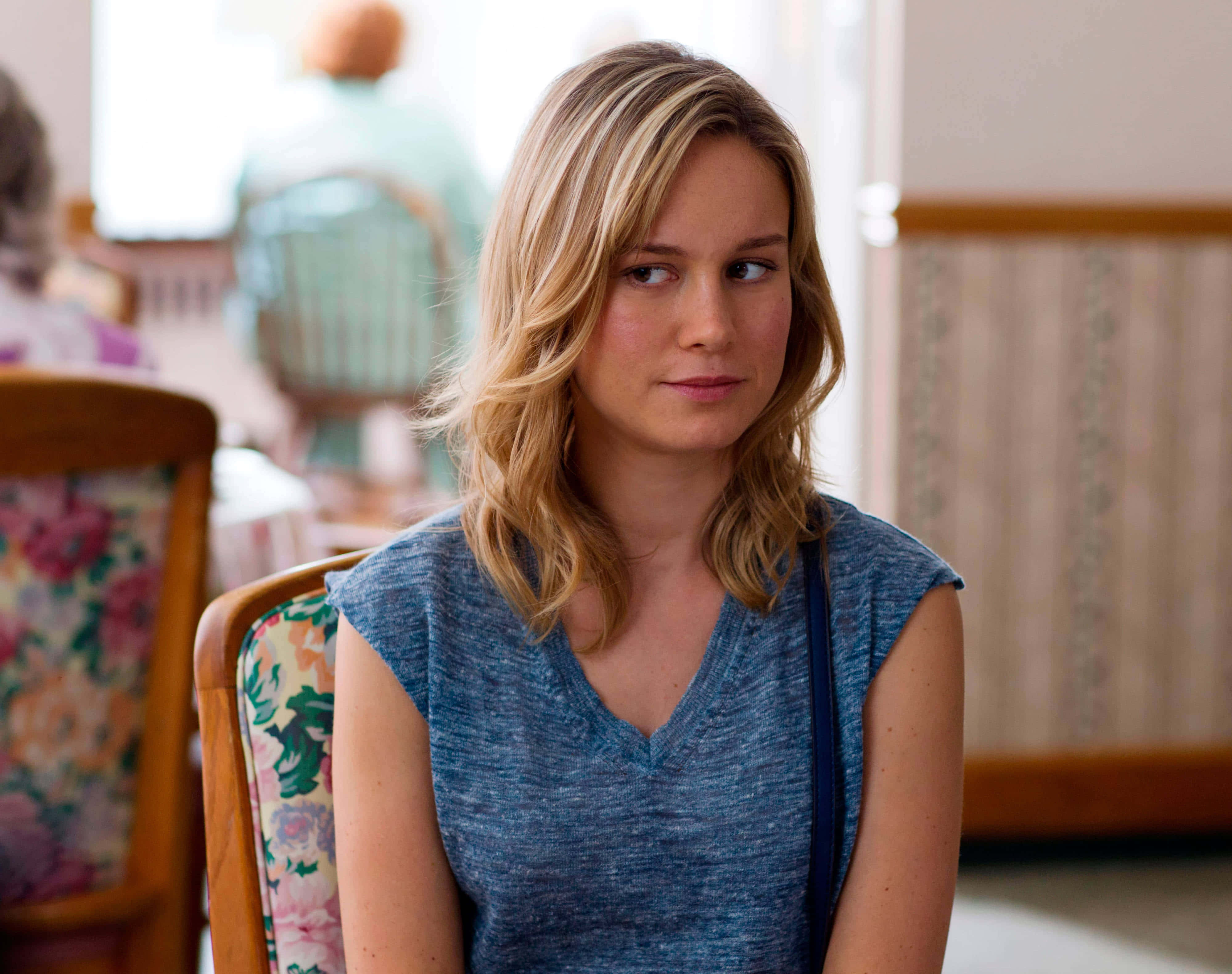Brie Larson, floral chair, blonde hair, 4K Desktop Wallpaper